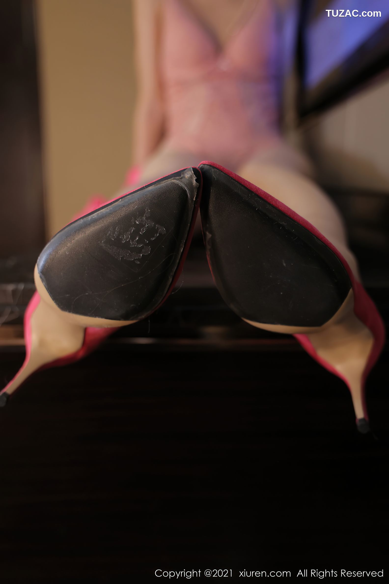 XiuRen秀人网-4350-周慕汐baby-酒店室内场景粉红色连衣裙肉丝-2021.12.17