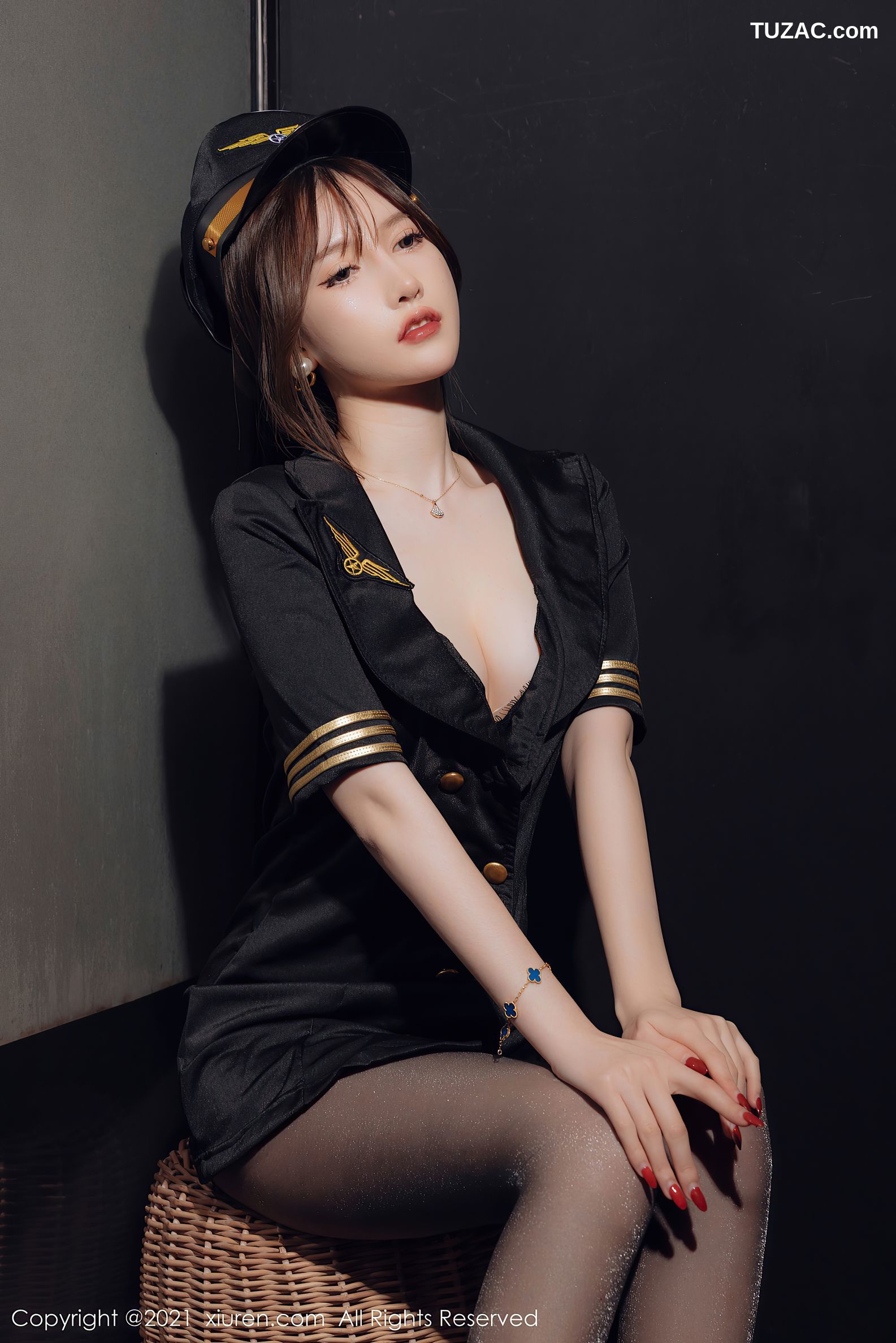 XiuRen秀人网-4355-美桃酱-黑色空军制服主题超薄黑丝裤袜-2021.12.17