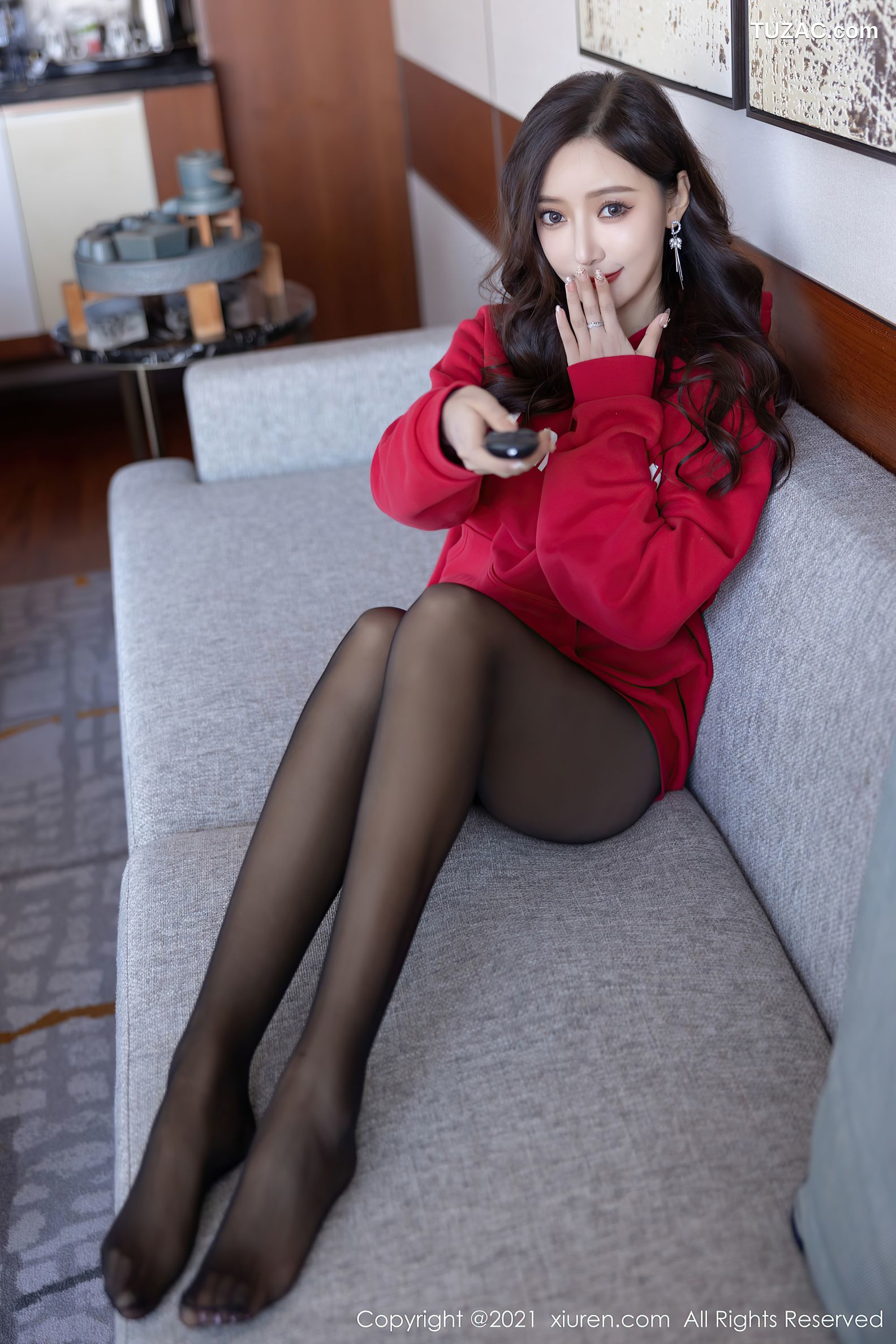 XiuRen秀人网-4356-王馨瑶yanni-红色卫衣性感内衣蕾丝袜-2021.12.17