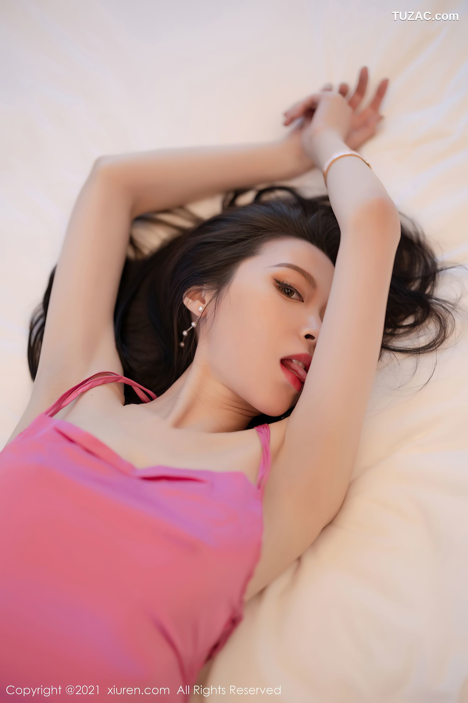 XiuRen秀人网-4371-梦心玥-江浙沪旅拍玫红色吊带裙半撩肉丝迷人-2021.12.22