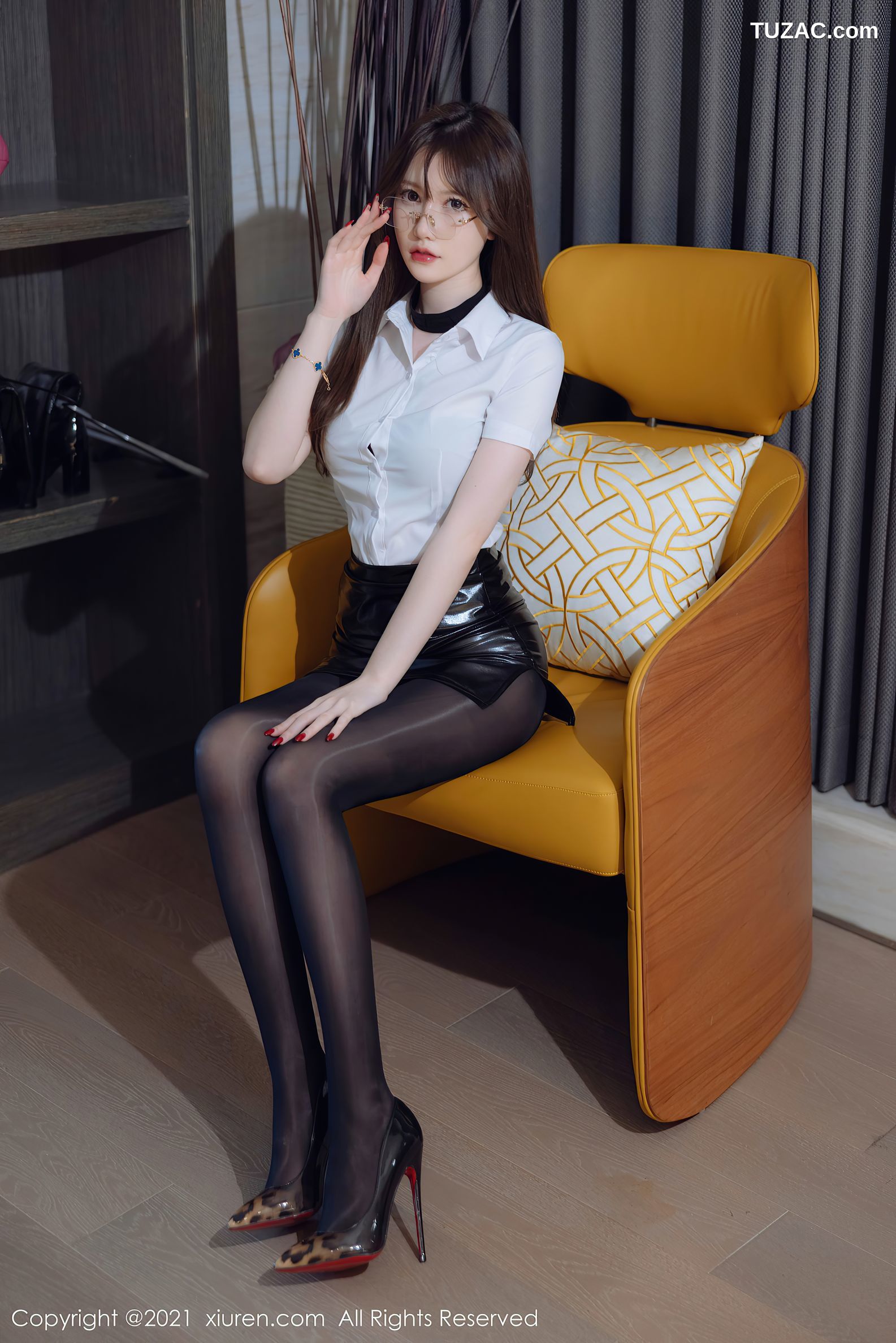 XiuRen秀人网-4395-美桃酱-白T黑色皮裙精致黑色内衣-2021.12.28