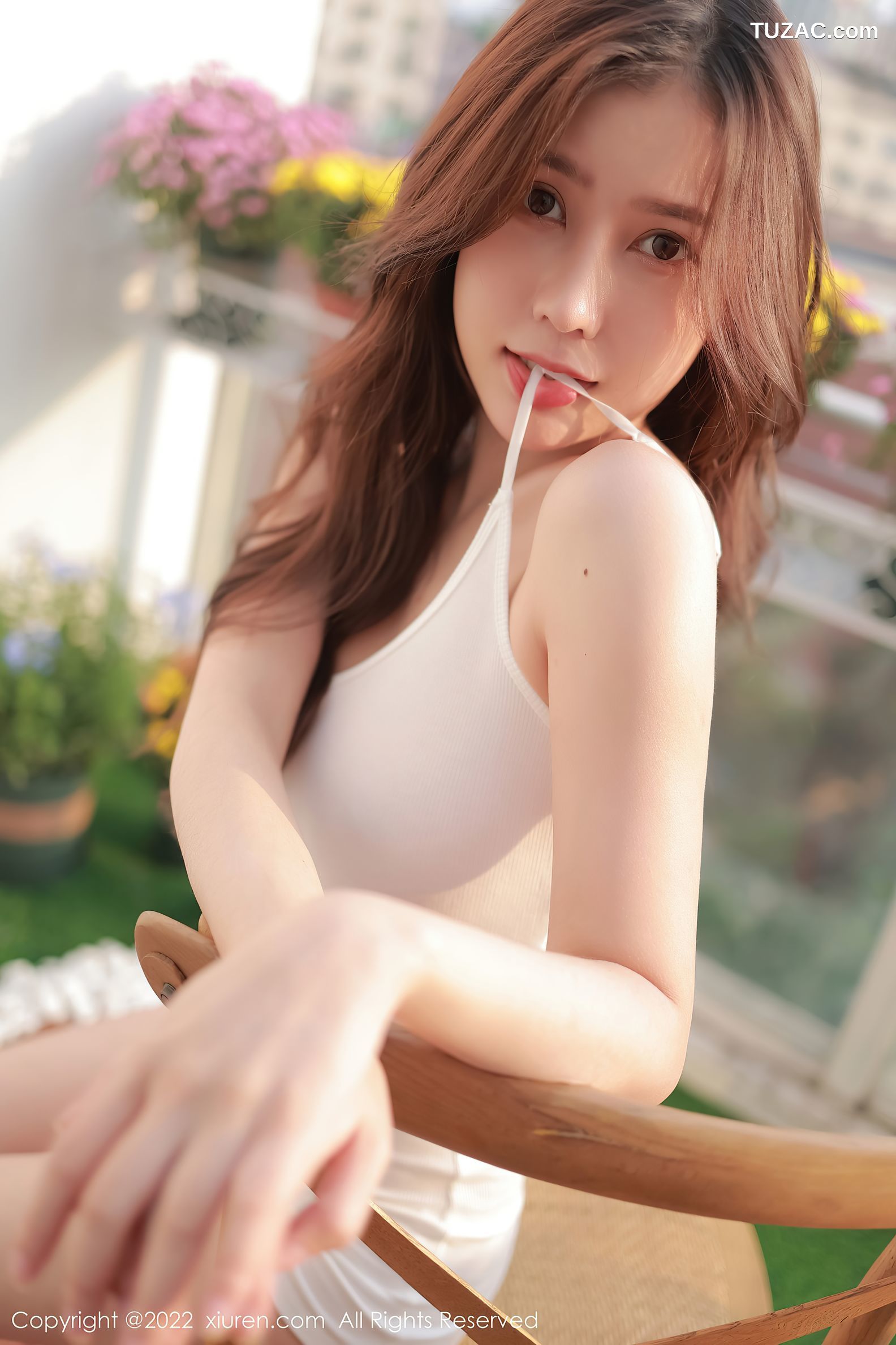 XiuRen秀人网-4419-尹甜甜-户外阳光下白色轻透上衣性感内裤-2022.01.04