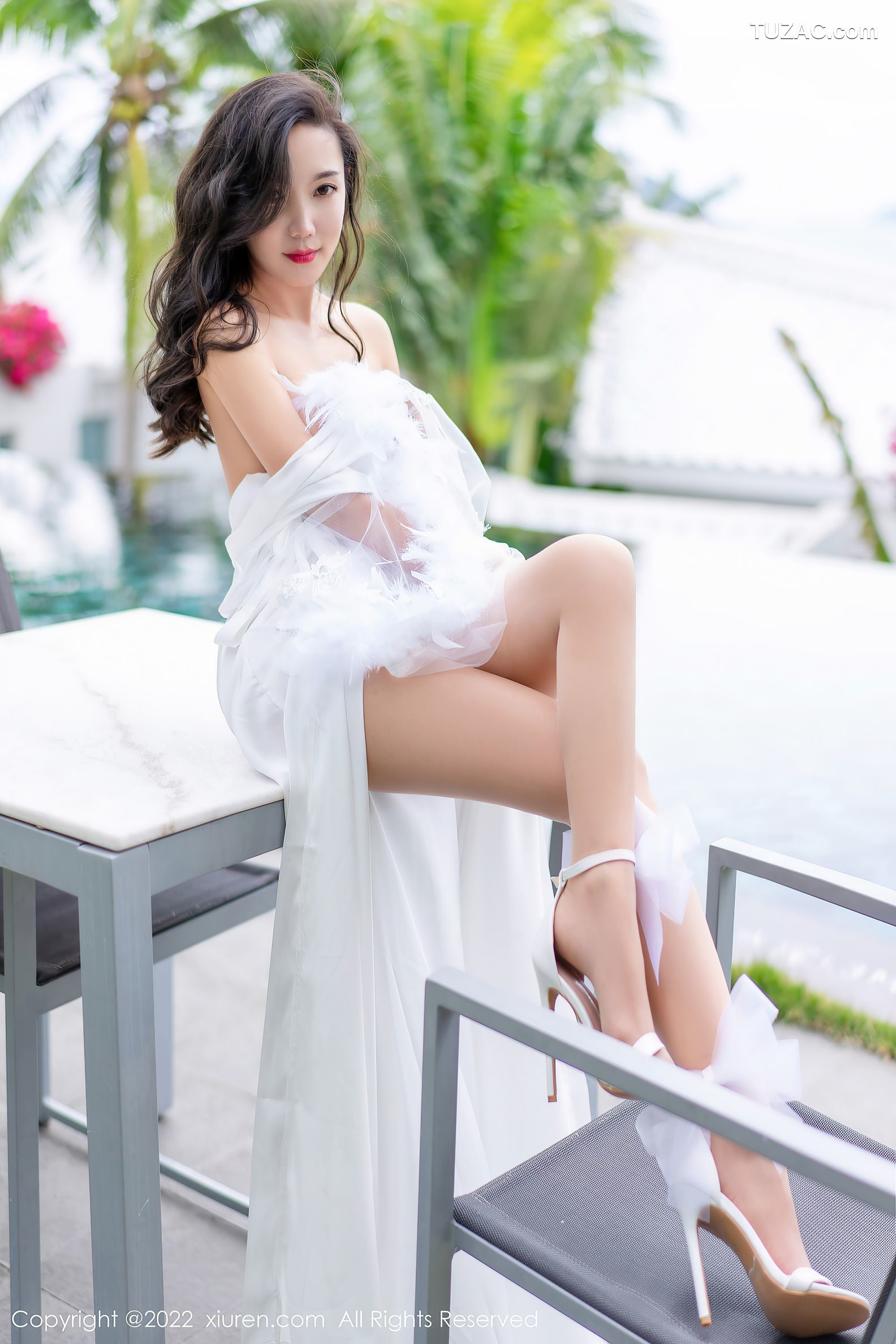 XiuRen秀人网-4420-艾静香-三亚旅拍户外性感白色礼服肉丝-2022.01.04