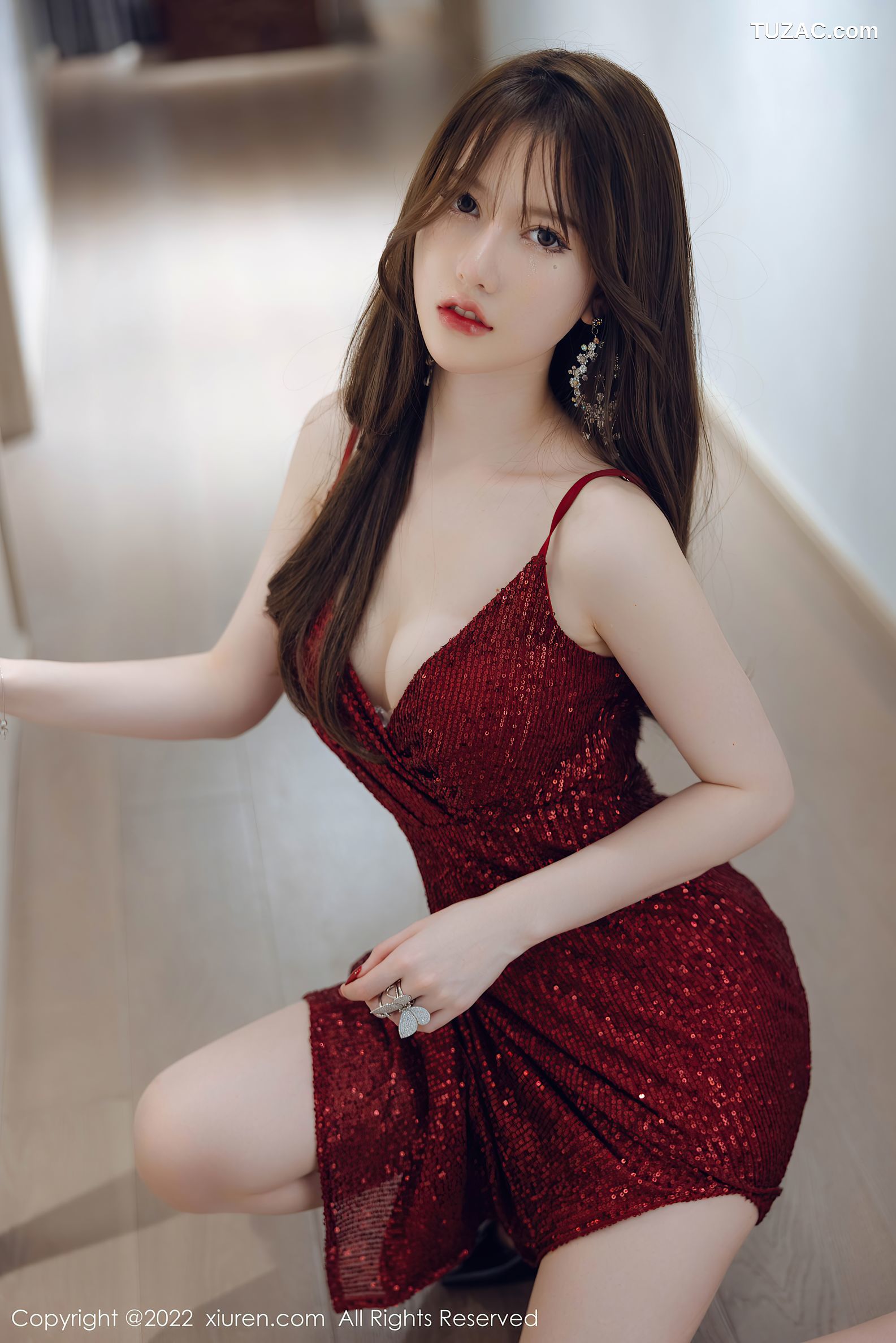 XiuRen秀人网-4429-美桃酱-性感红色低胸长裙超薄肉丝-2022.01.06