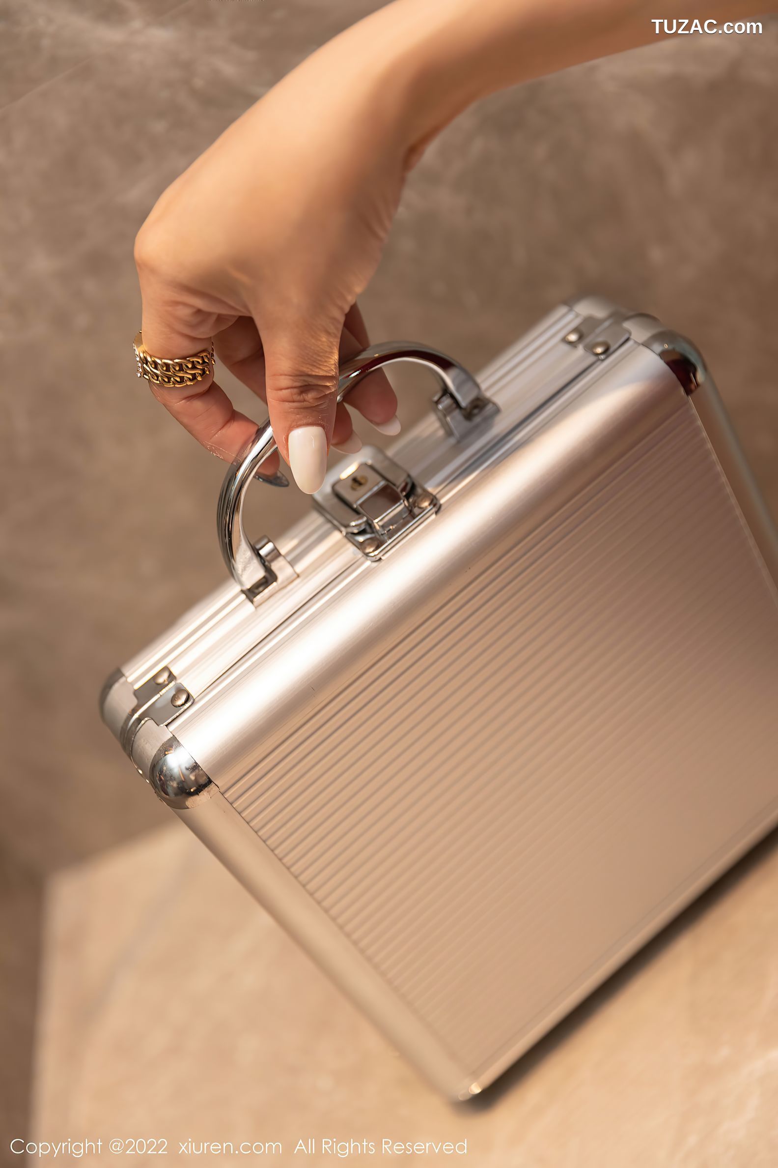 XiuRen秀人网-4434-允爾-三亚旅拍赌场情景主题低胸裙丰乳肥臀-2022.01.07