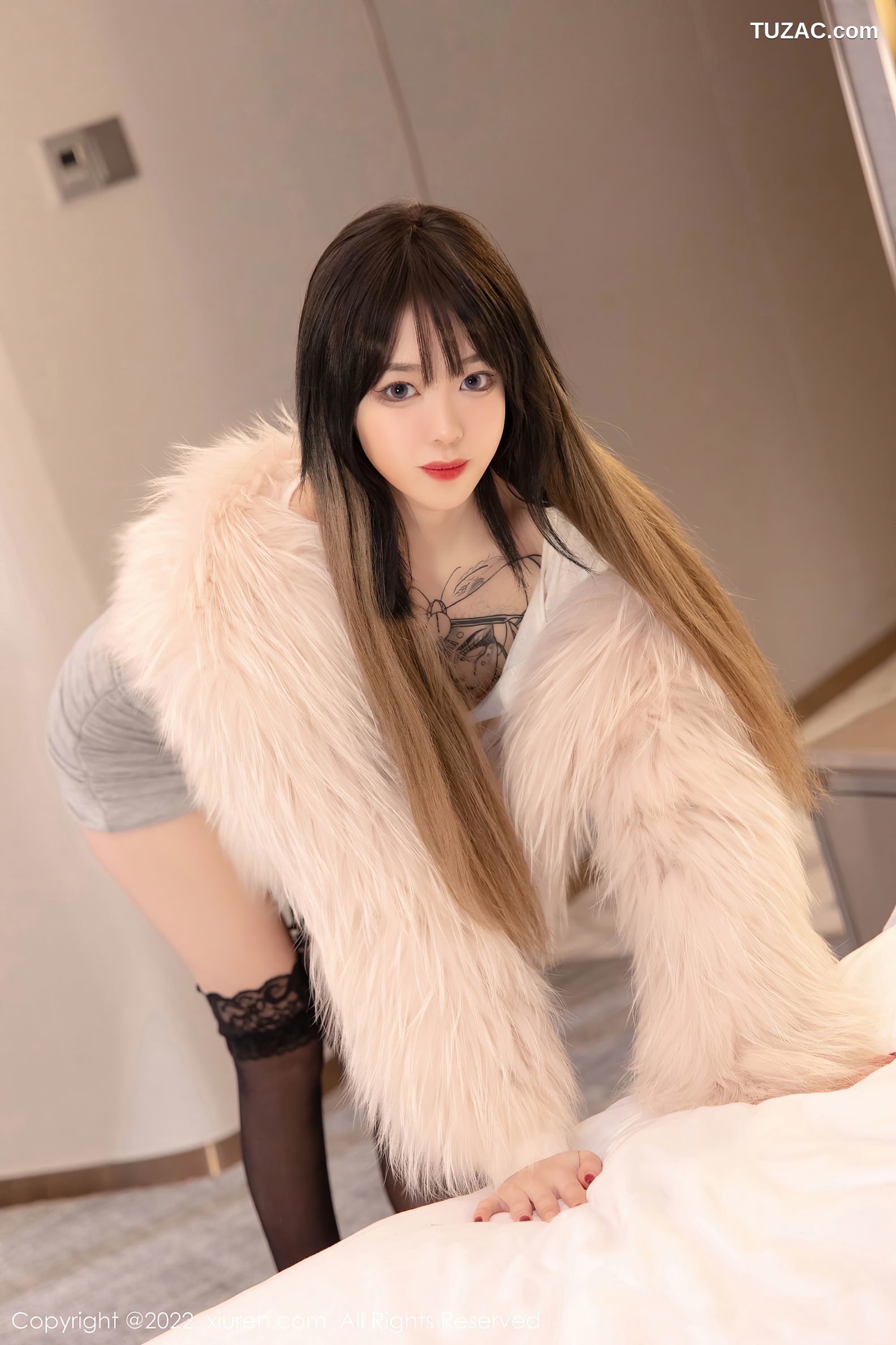 XiuRen秀人网-4441-奶瓶.-皮草下白色轻透上衣蕾丝袜-2022.01.10