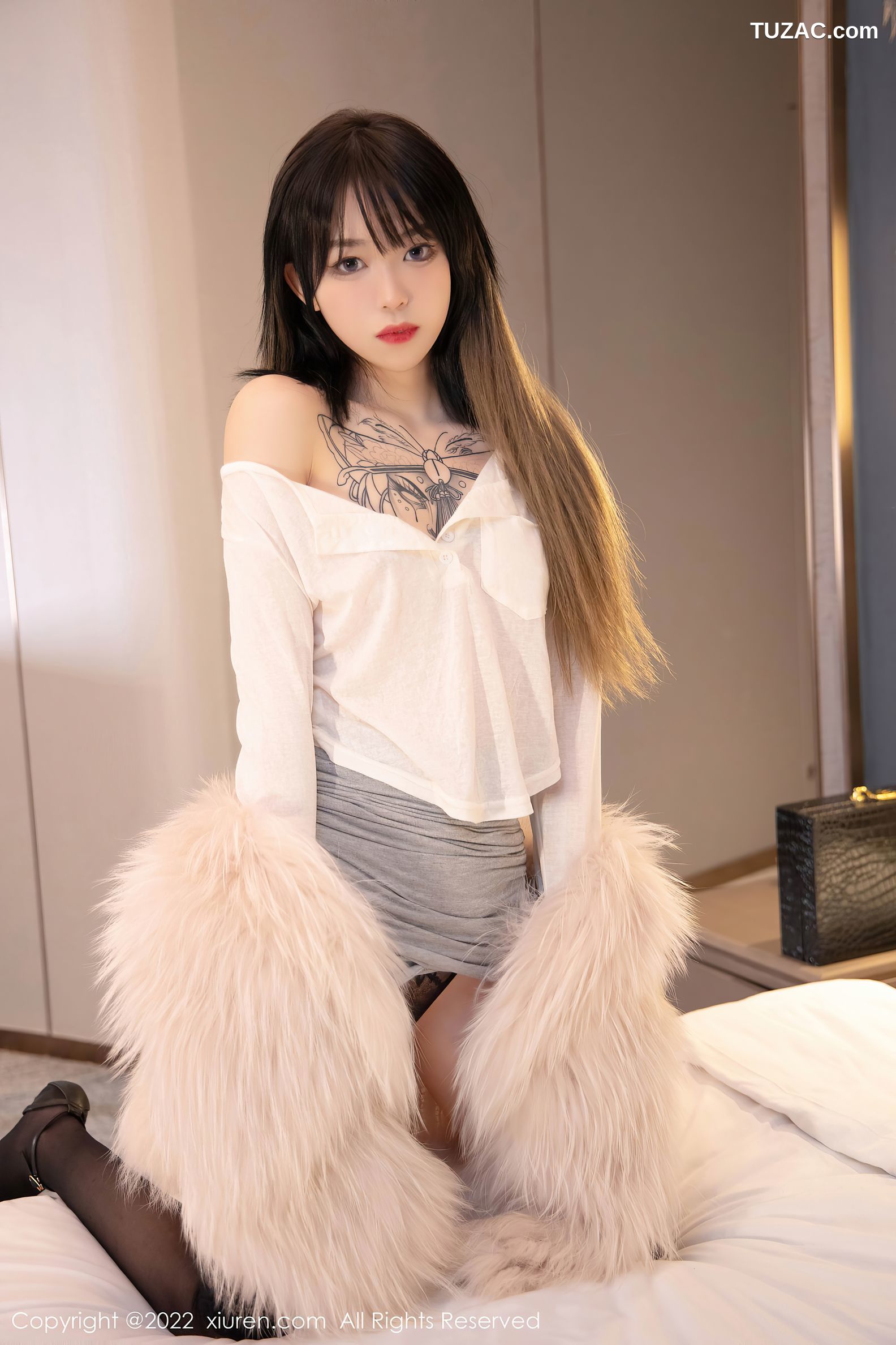 XiuRen秀人网-4441-奶瓶.-皮草下白色轻透上衣蕾丝袜-2022.01.10