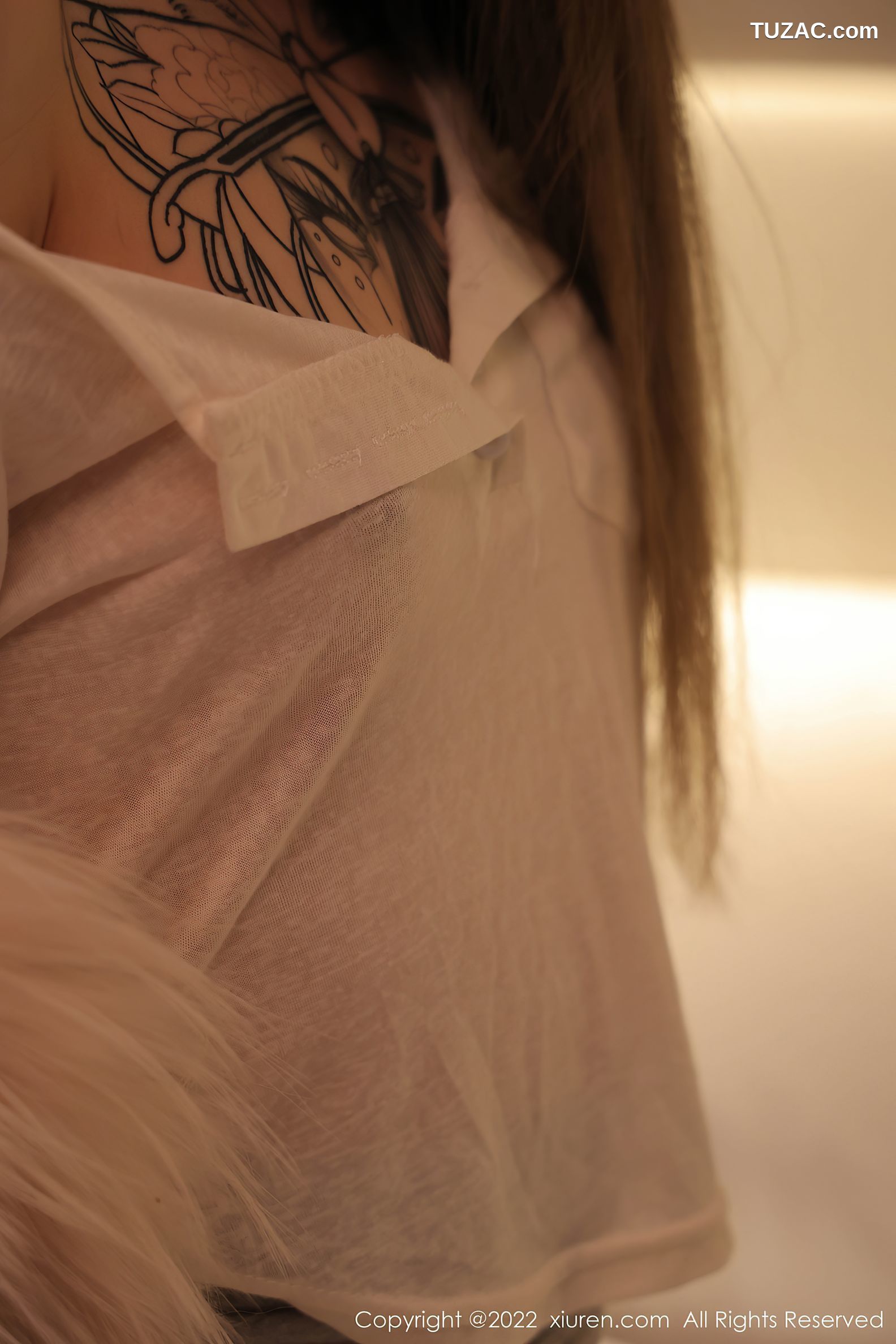 XiuRen秀人网-4441-奶瓶.-皮草下白色轻透上衣蕾丝袜-2022.01.10