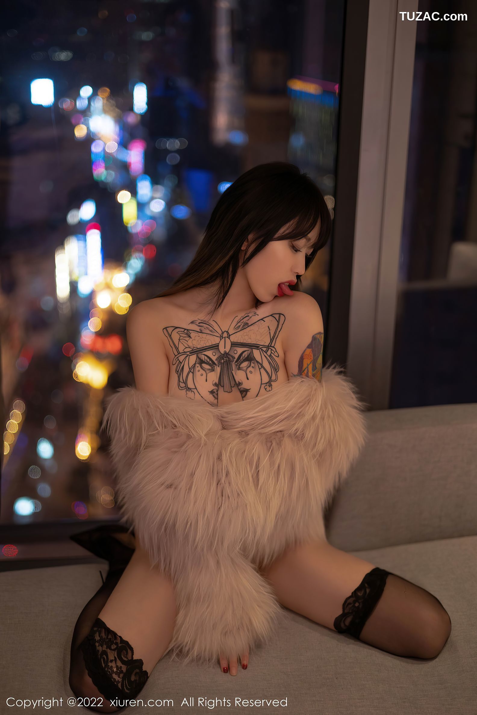 XiuRen秀人网-4441-奶瓶.-皮草下白色轻透上衣蕾丝袜-2022.01.10