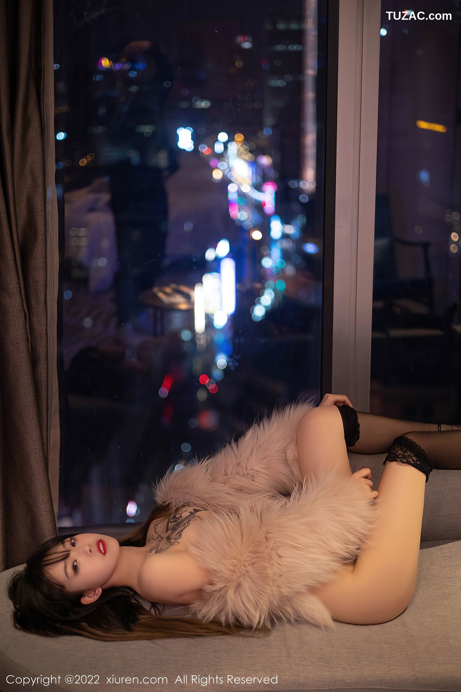 XiuRen秀人网-4441-奶瓶.-皮草下白色轻透上衣蕾丝袜-2022.01.10