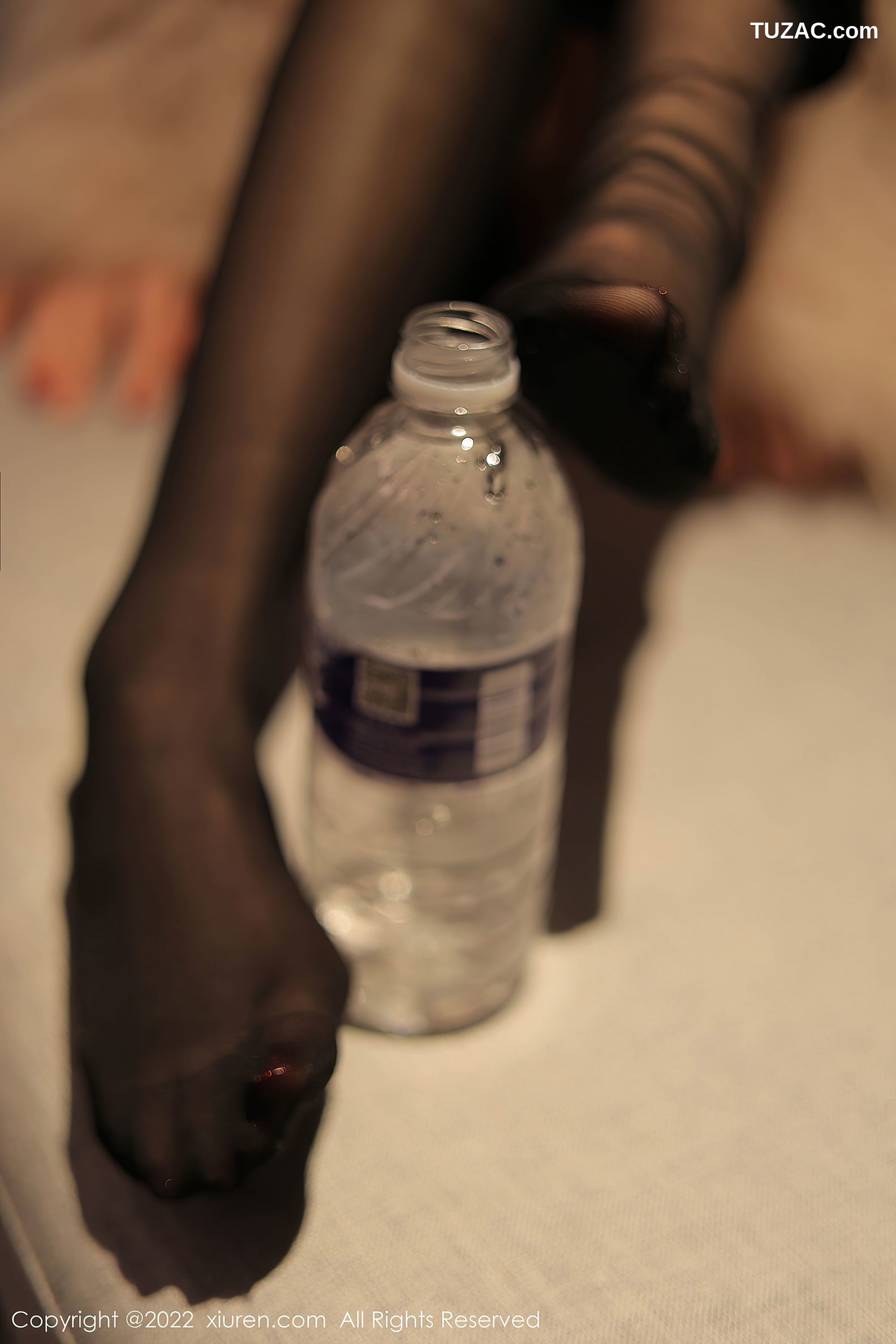 XiuRen秀人网-4441-奶瓶.-皮草下白色轻透上衣蕾丝袜-2022.01.10