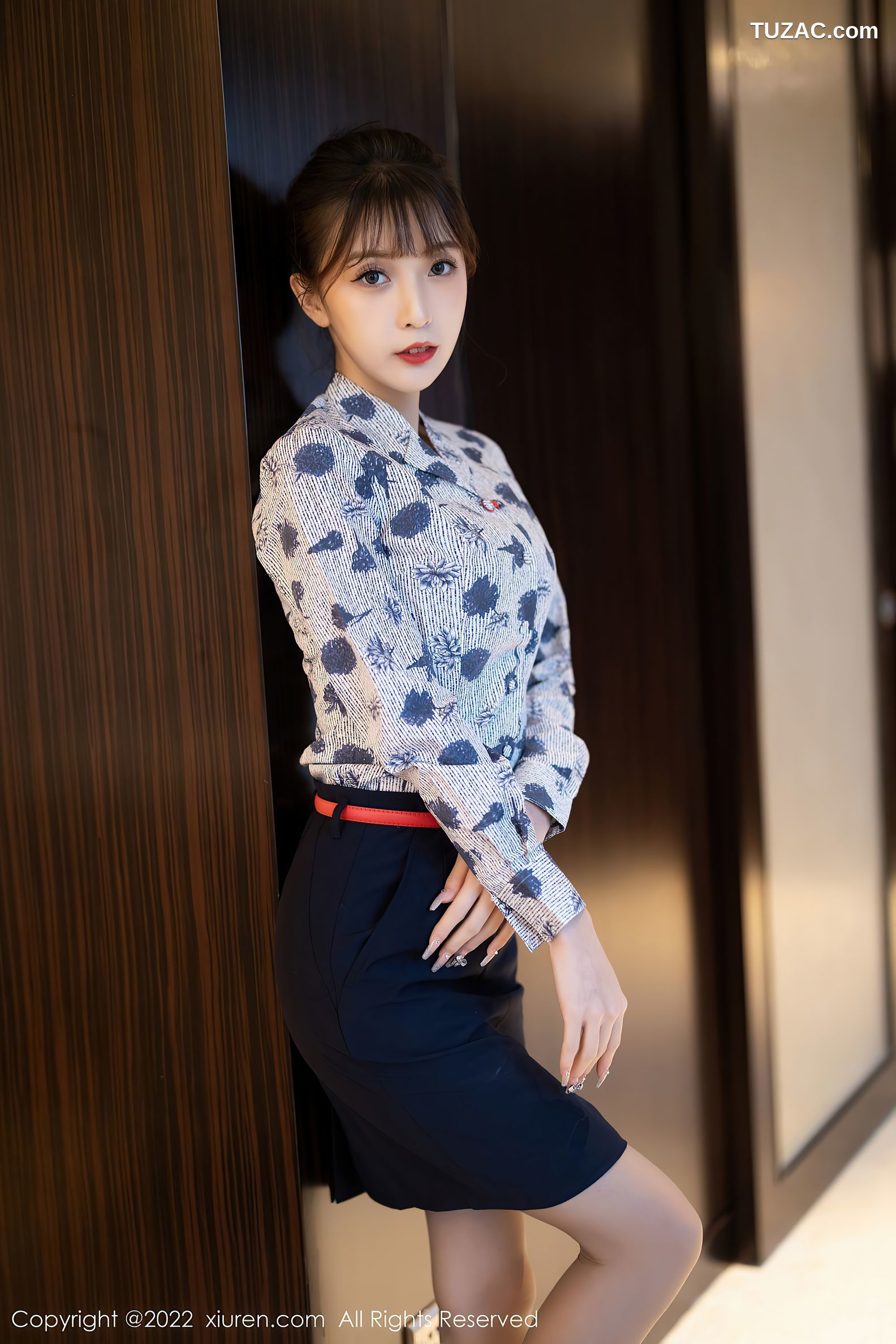 XiuRen秀人网-4447-林星阑-空姐制服性感黑色内衣灰丝裤袜-2022.01.11