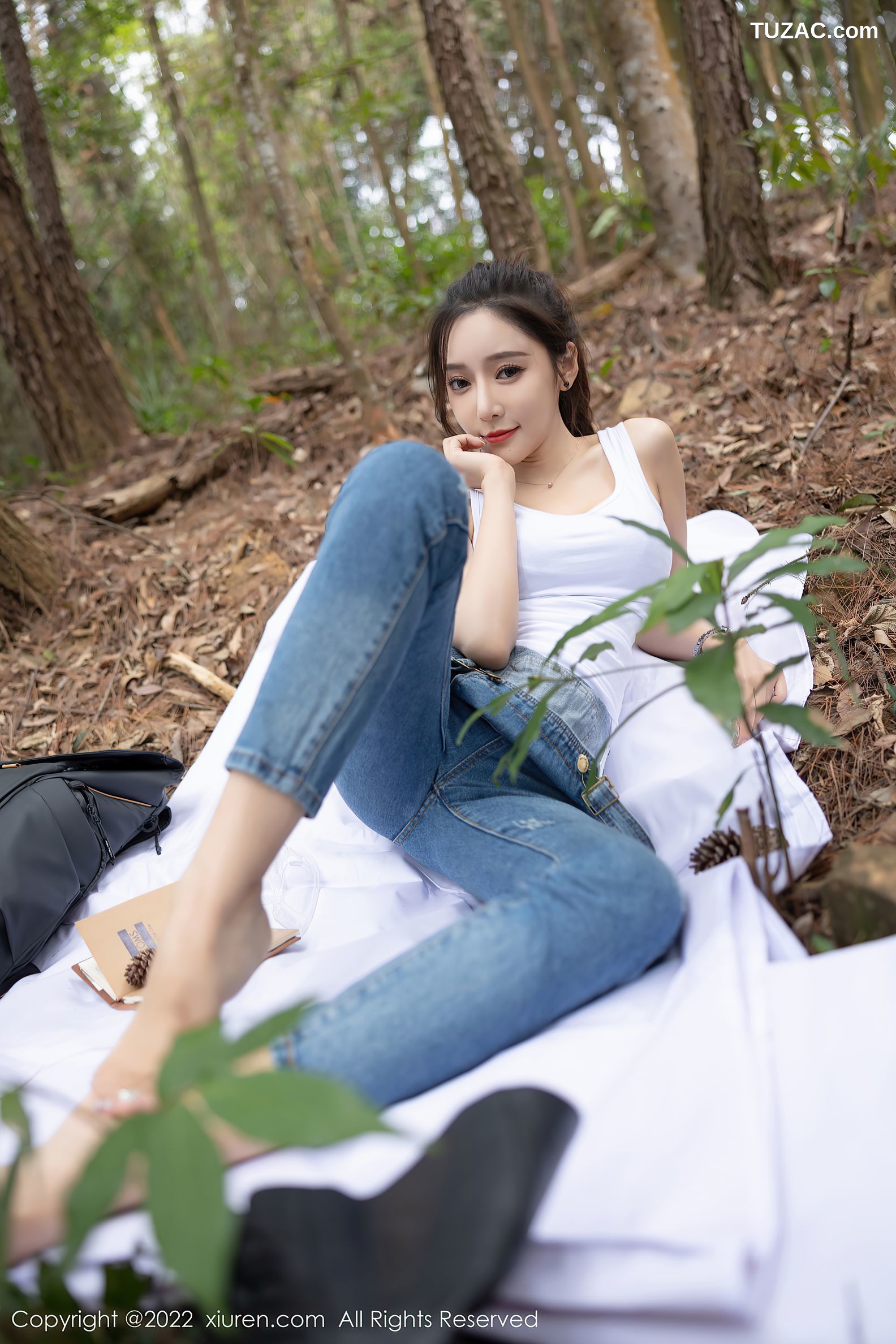 XiuRen秀人网-4465-王馨瑶Yanni-户外探险主题-牛仔背带服黑色内衣-2022.01.14