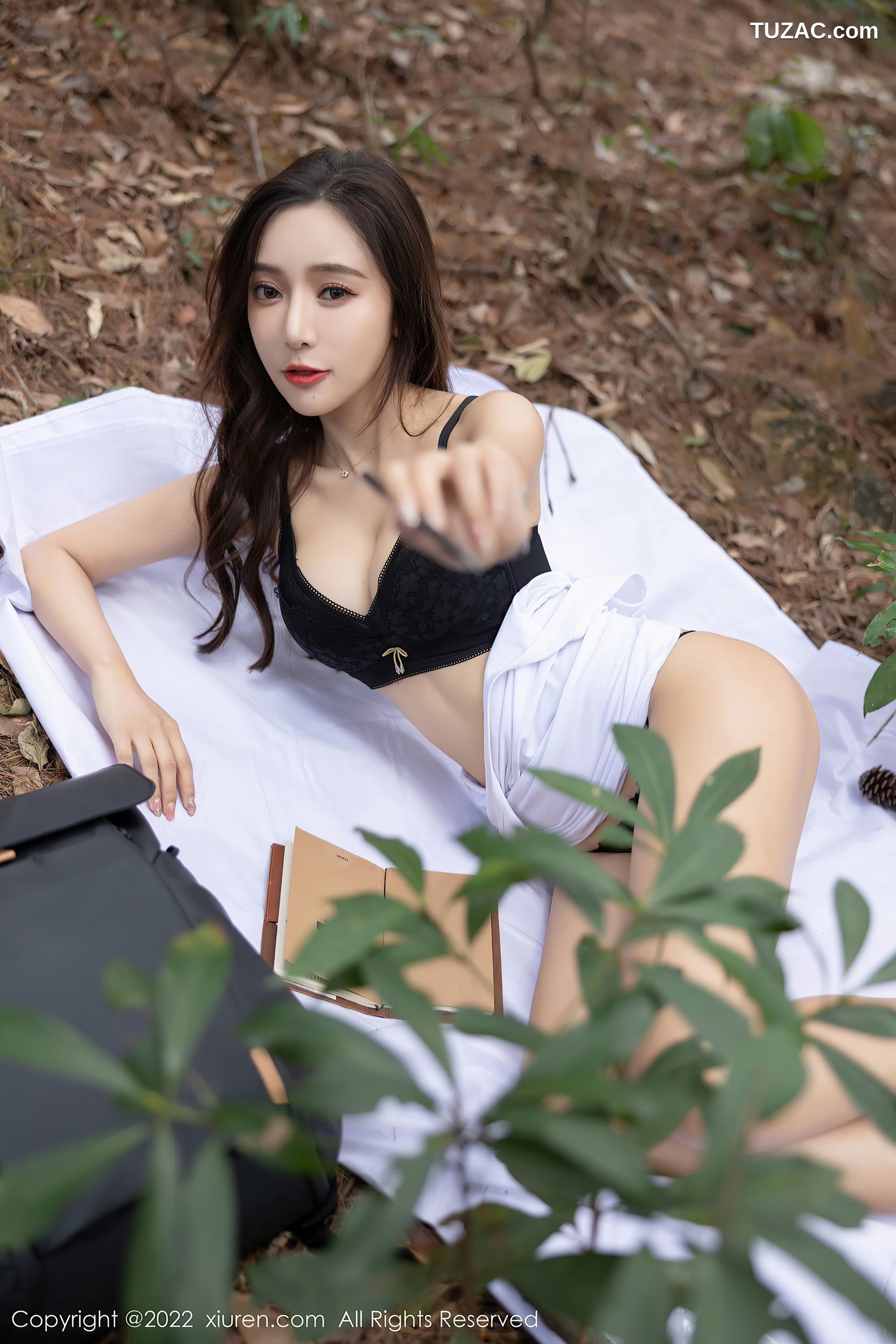 XiuRen秀人网-4465-王馨瑶Yanni-户外探险主题-牛仔背带服黑色内衣-2022.01.14