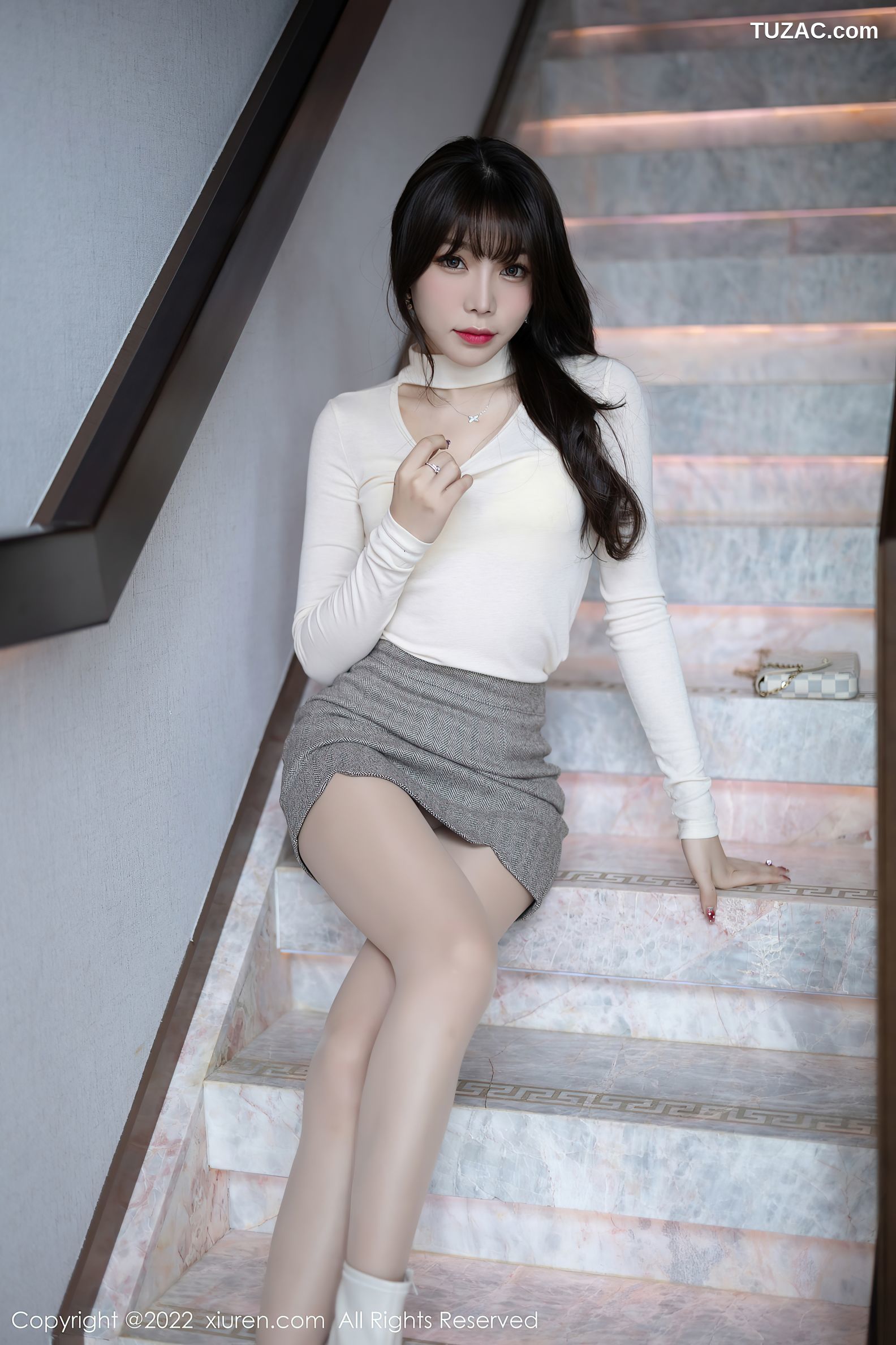 XiuRen秀人网-4474-芝芝Booty-白色收身上衣灰短裙超薄肉丝-2022.01.17