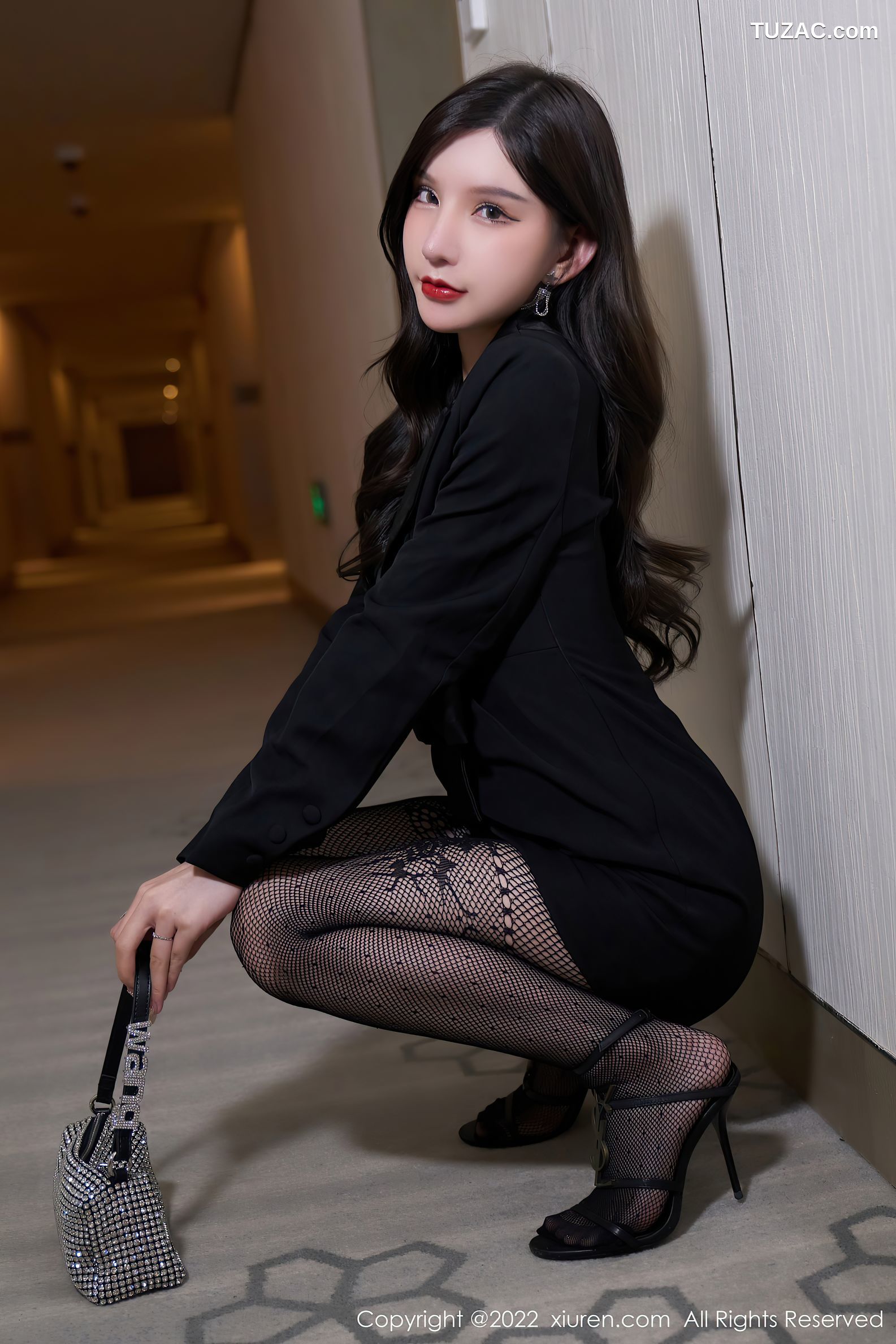 XiuRen秀人网-4486-周于希Sally-性感黑色上衣黑丝网袜翘臀-2022.01.19