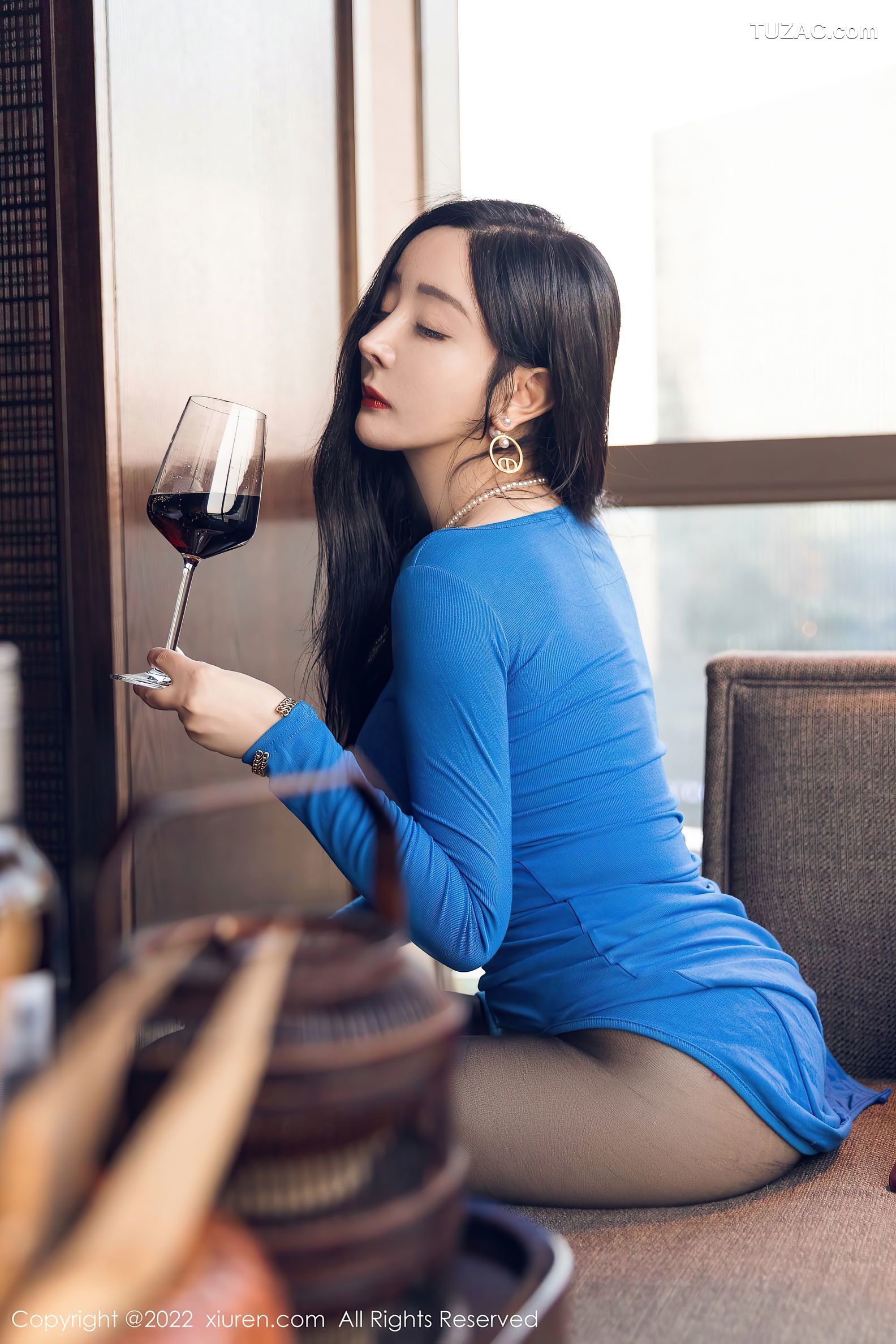 XiuRen秀人网-4496-允爾-蓝色紧身连衣短裙黑丝-2022.01.21