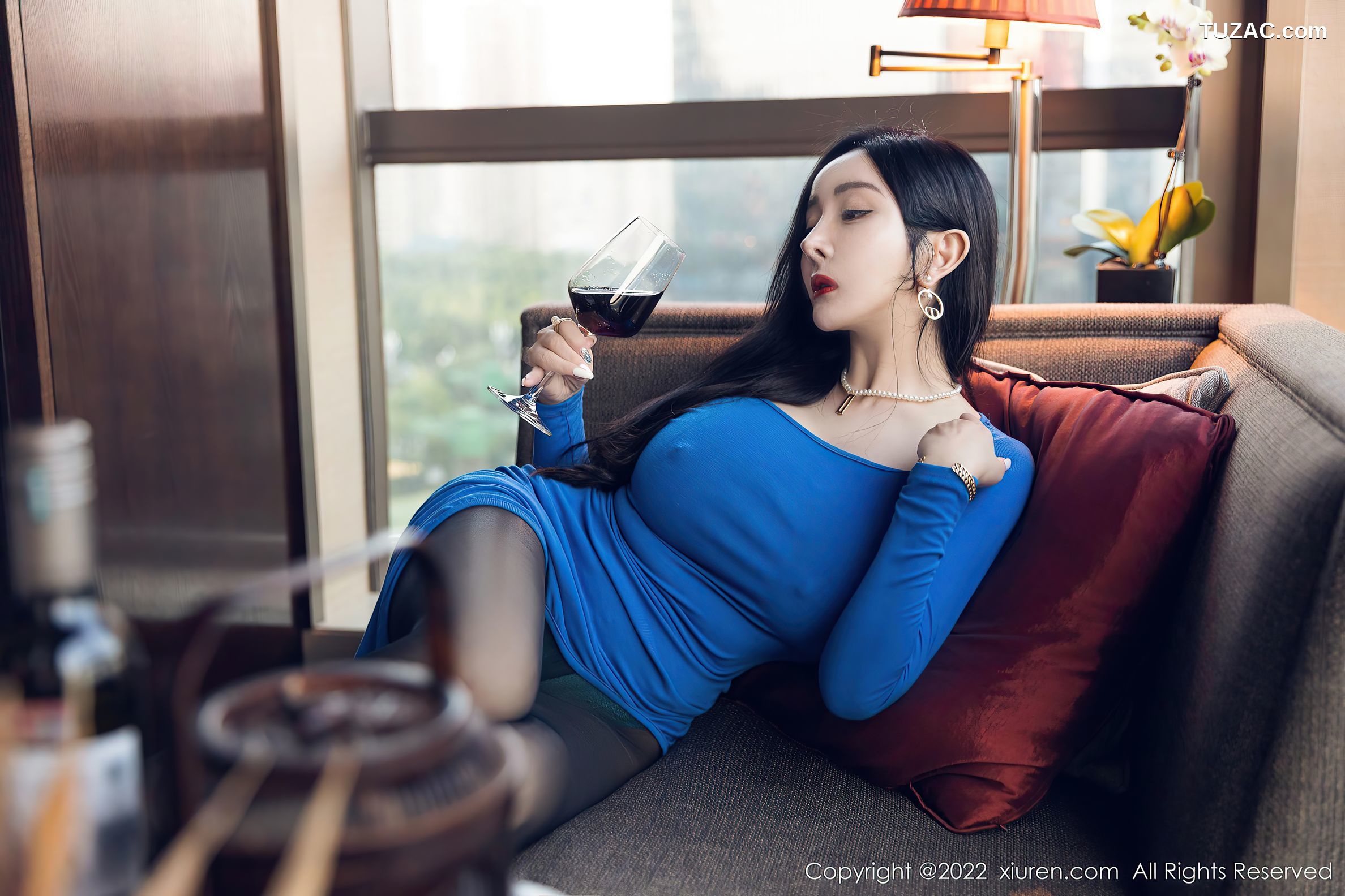 XiuRen秀人网-4496-允爾-蓝色紧身连衣短裙黑丝-2022.01.21