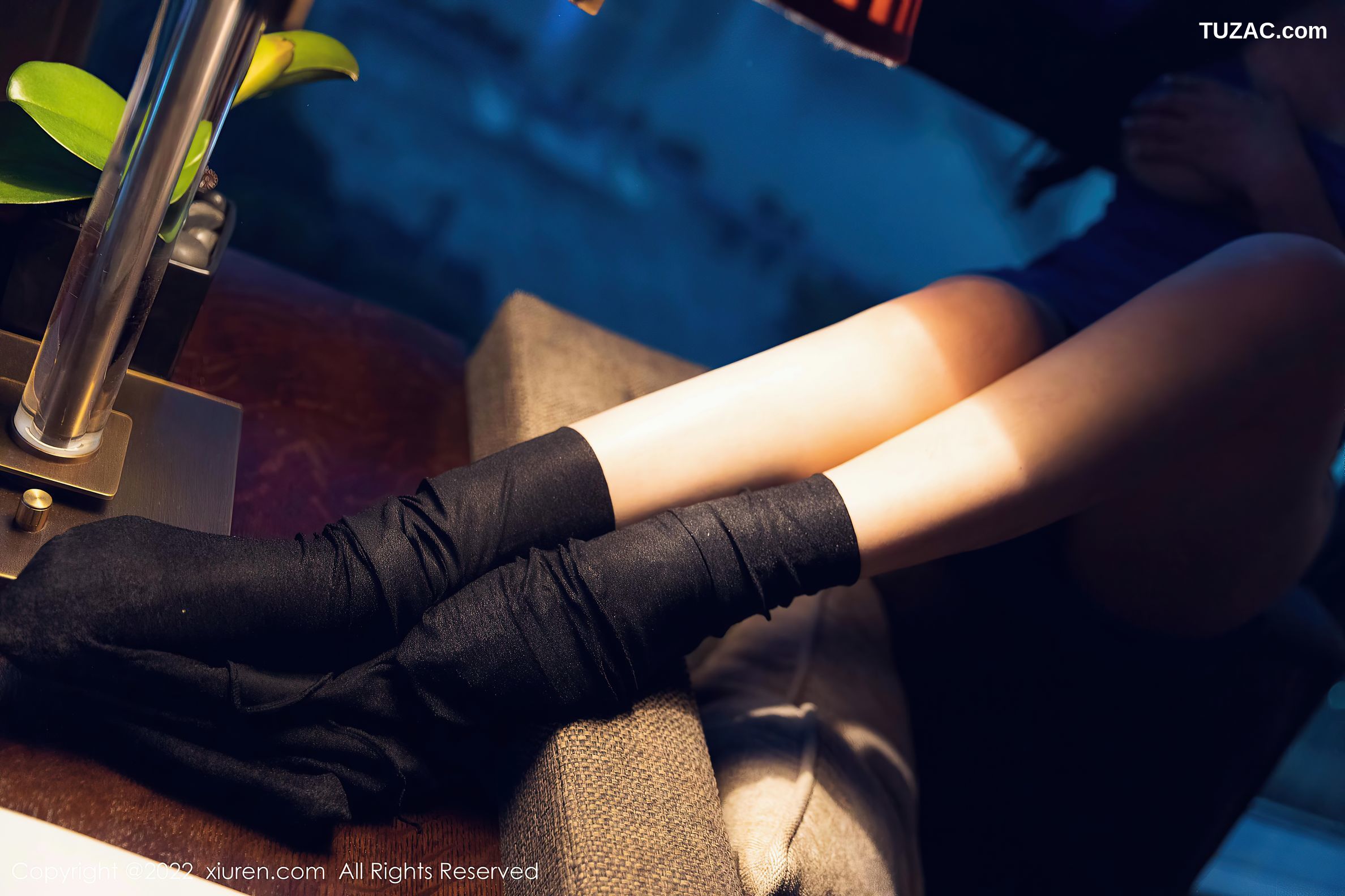 XiuRen秀人网-4496-允爾-蓝色紧身连衣短裙黑丝-2022.01.21