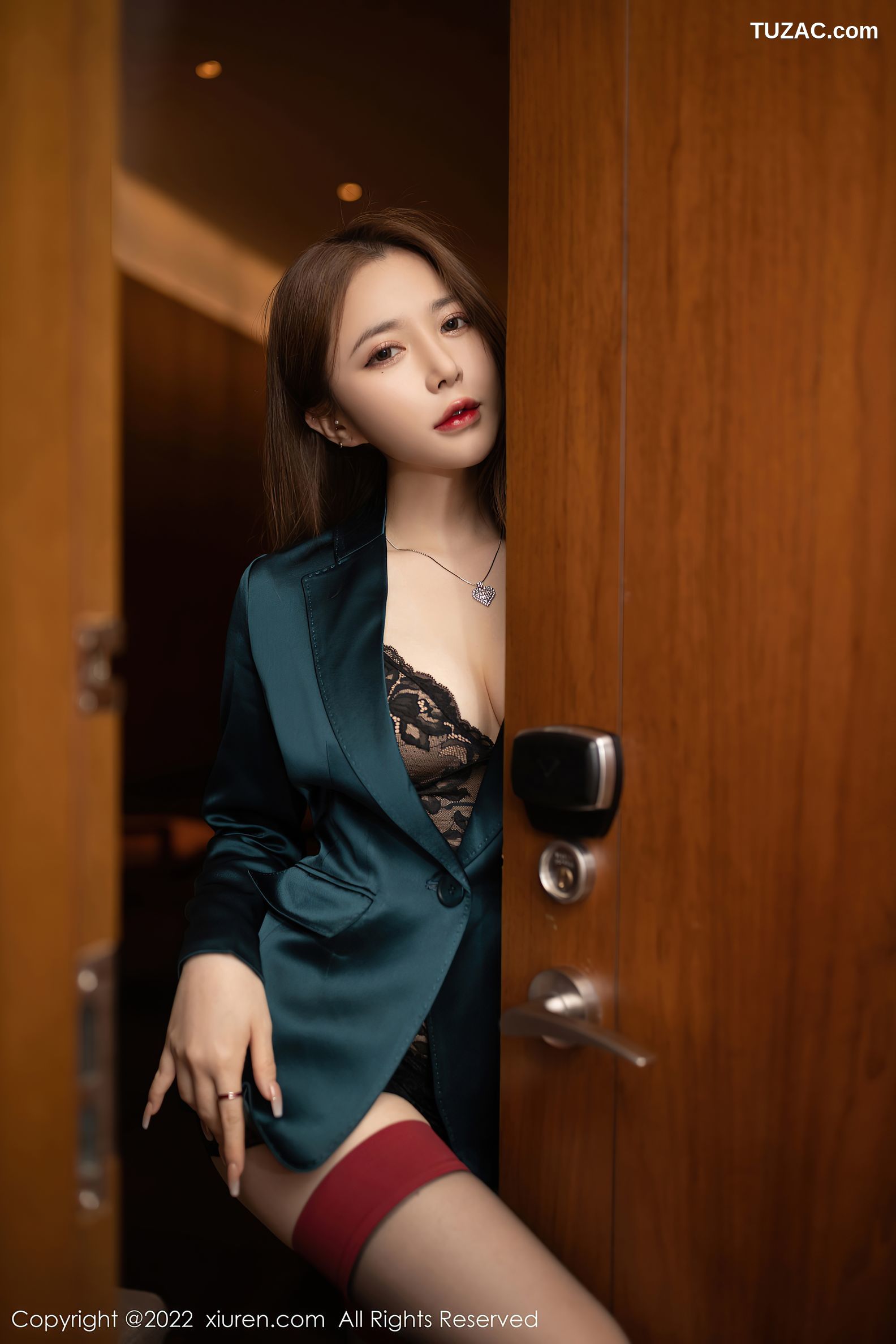 XiuRen秀人网-4497-鱼子酱Fish-角色扮演女老板的寂寞黑蕾丝内衣黑丝-2022.01.21