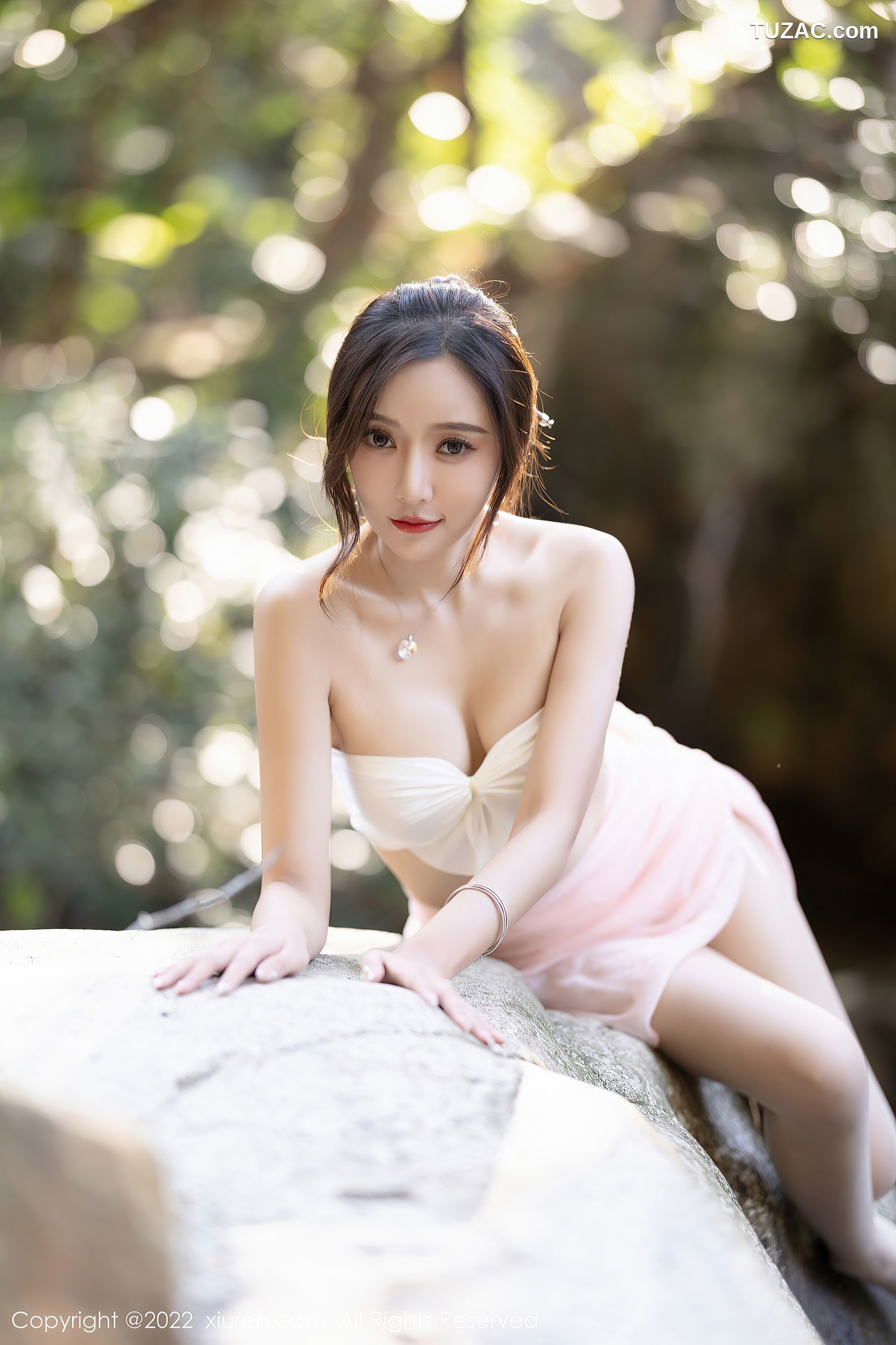 XiuRen秀人网-4511-王馨瑶yanni-户外小溪边淡色轻透服饰火辣身材-2022.01.25