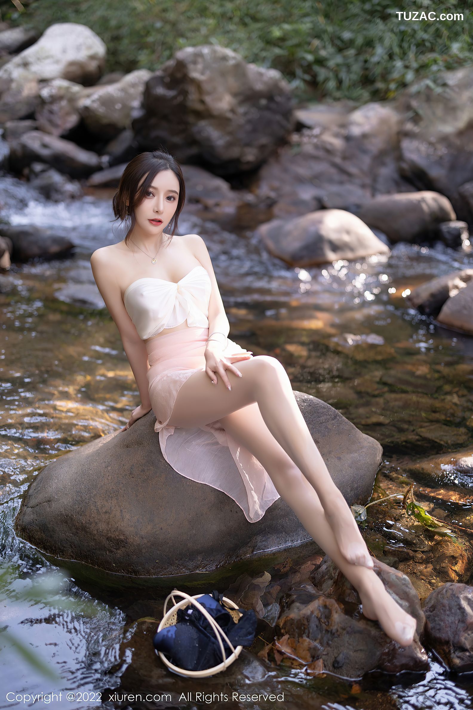 XiuRen秀人网-4511-王馨瑶yanni-户外小溪边淡色轻透服饰火辣身材-2022.01.25