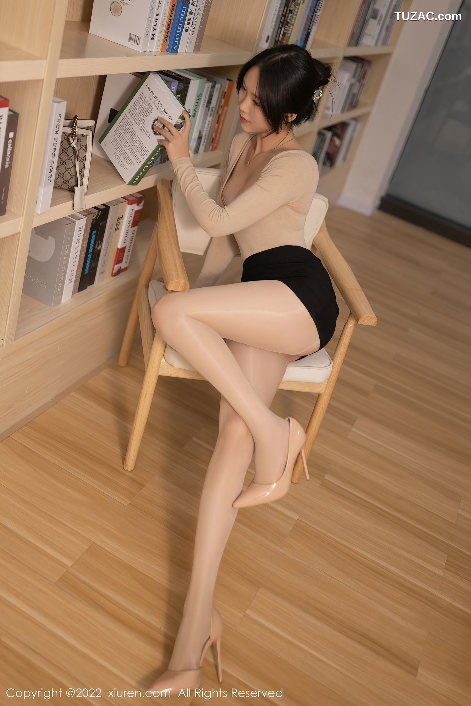 XiuRen秀人网-4523-利世-图书馆场景低胸上衣黑短裙肉丝迷人-2022.01.27