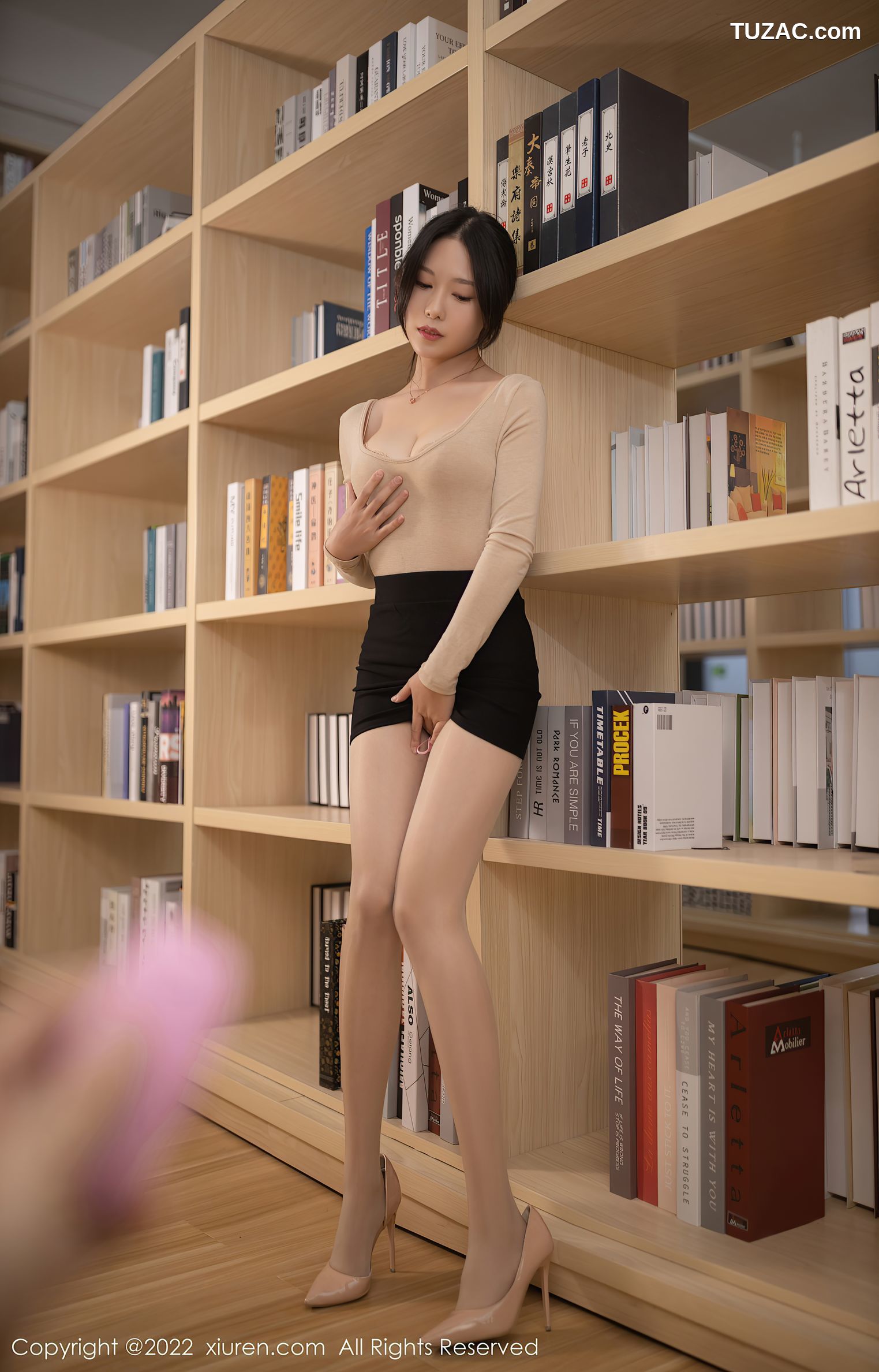 XiuRen秀人网-4523-利世-图书馆场景低胸上衣黑短裙肉丝迷人-2022.01.27