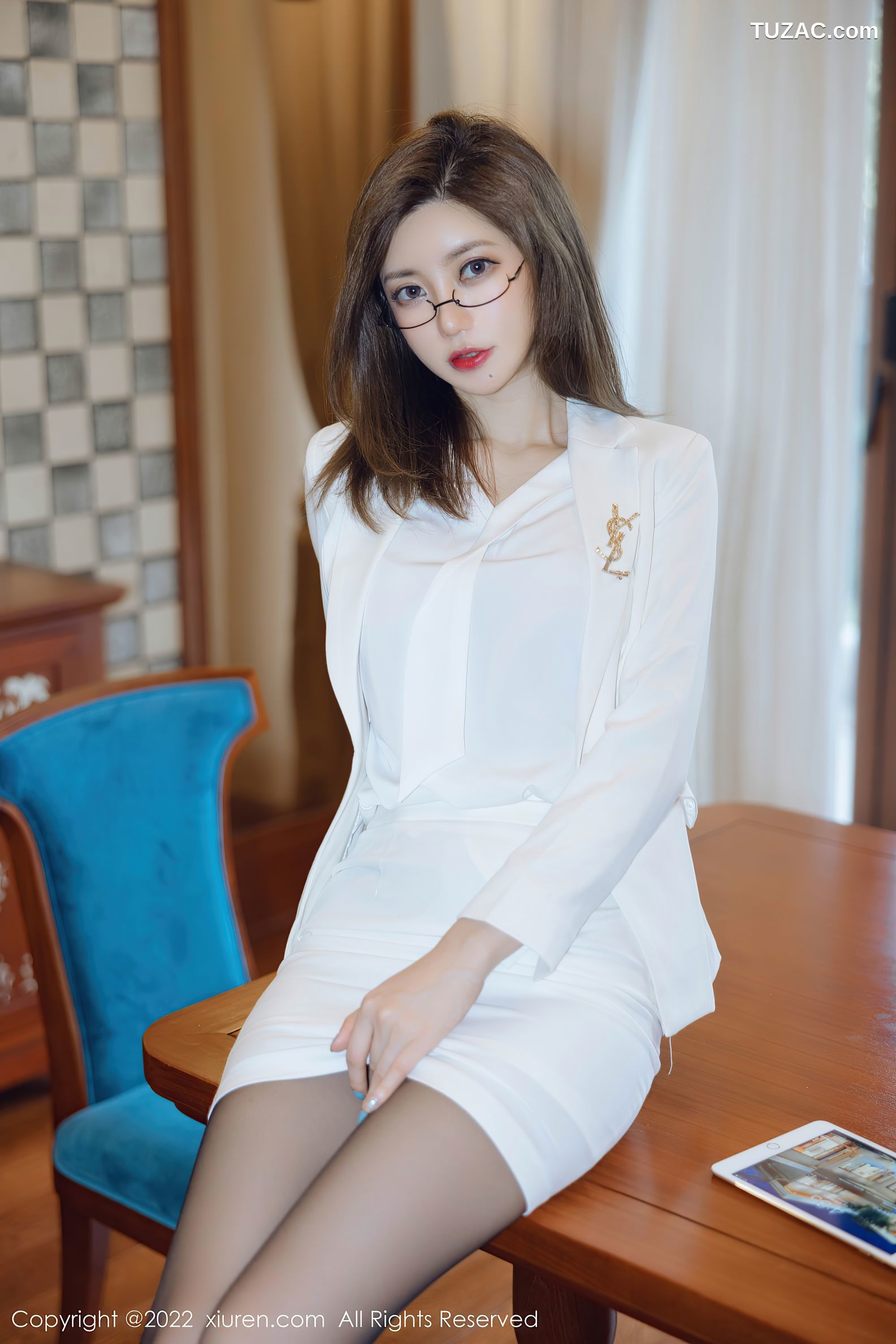 XiuRen秀人网-4544-绮里嘉Ula-珠三角旅拍白职业短裙装粉内衣黑丝-2022.01.30