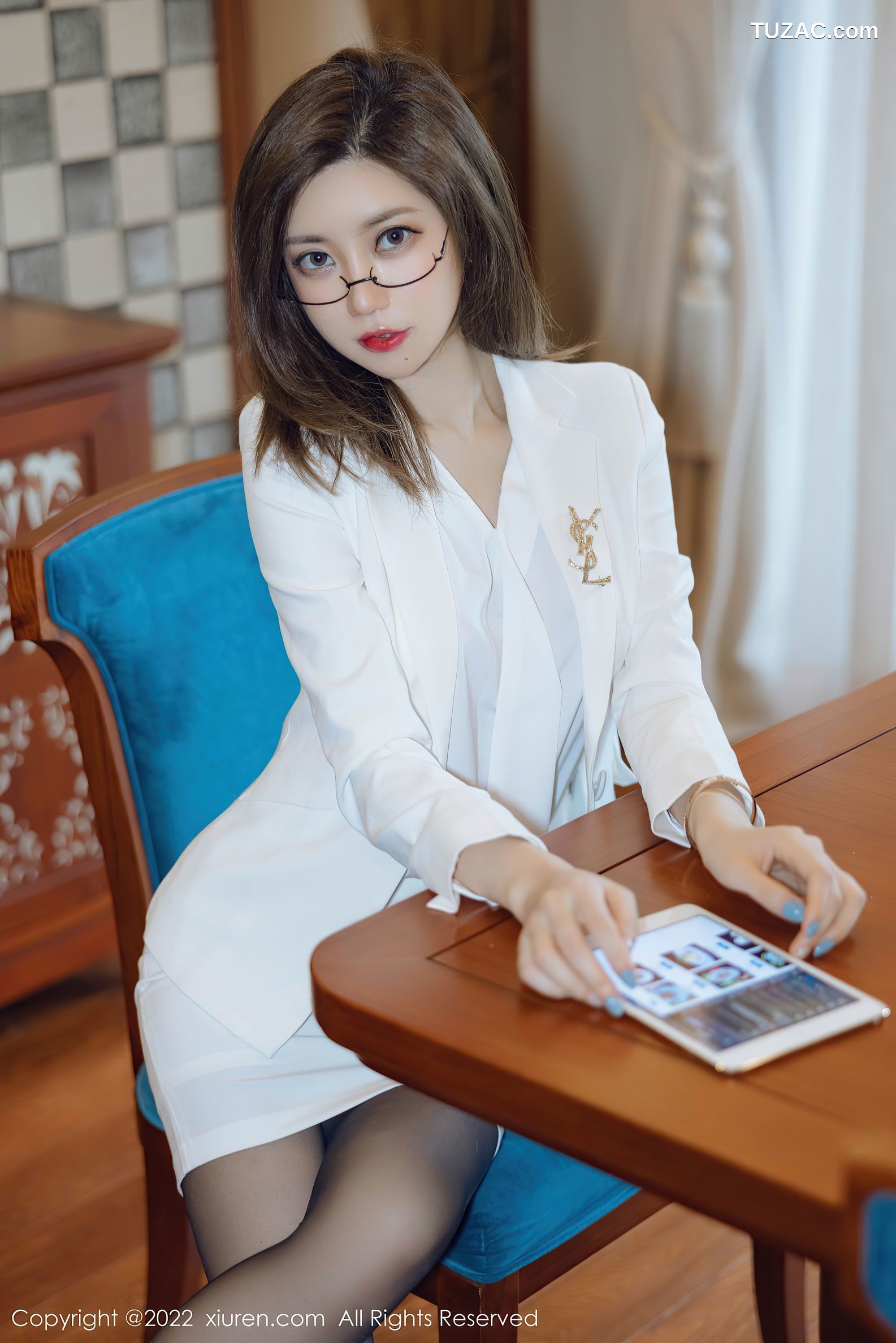 XiuRen秀人网-4544-绮里嘉Ula-珠三角旅拍白职业短裙装粉内衣黑丝-2022.01.30