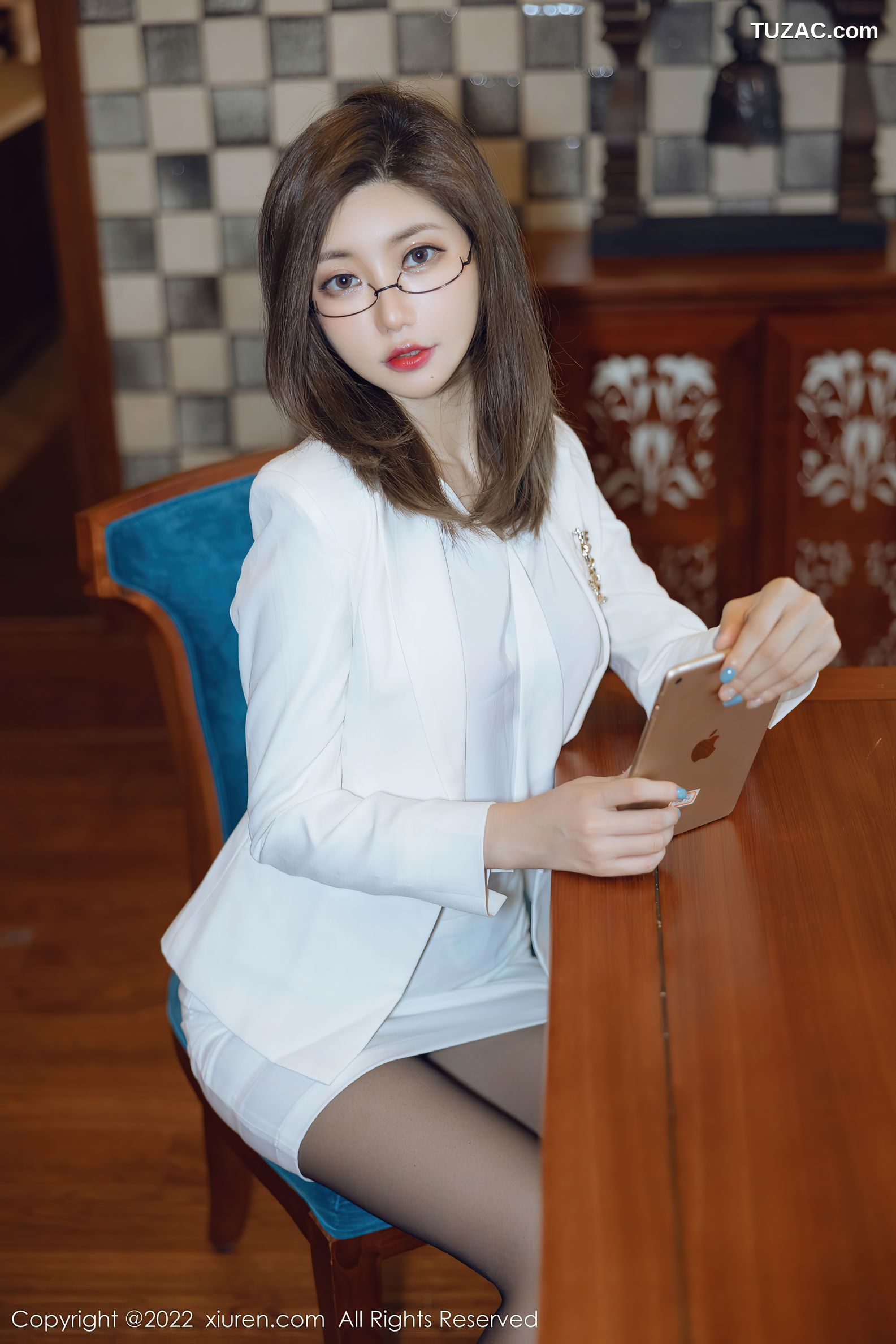 XiuRen秀人网-4544-绮里嘉Ula-珠三角旅拍白职业短裙装粉内衣黑丝-2022.01.30