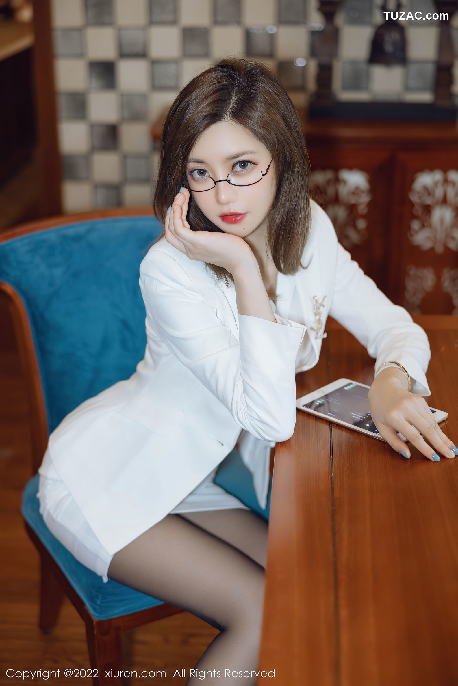 XiuRen秀人网-4544-绮里嘉Ula-珠三角旅拍白职业短裙装粉内衣黑丝-2022.01.30