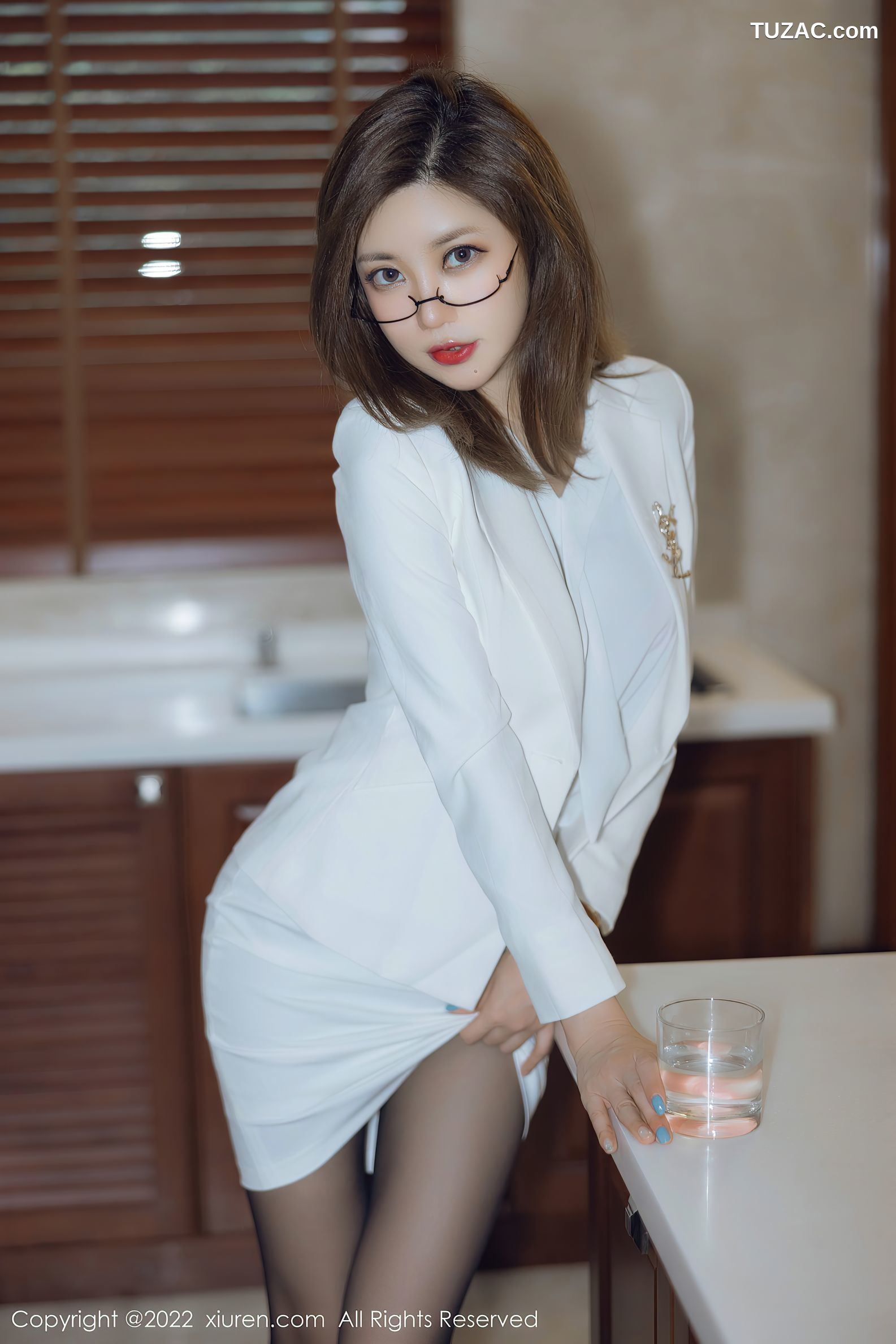 XiuRen秀人网-4544-绮里嘉Ula-珠三角旅拍白职业短裙装粉内衣黑丝-2022.01.30