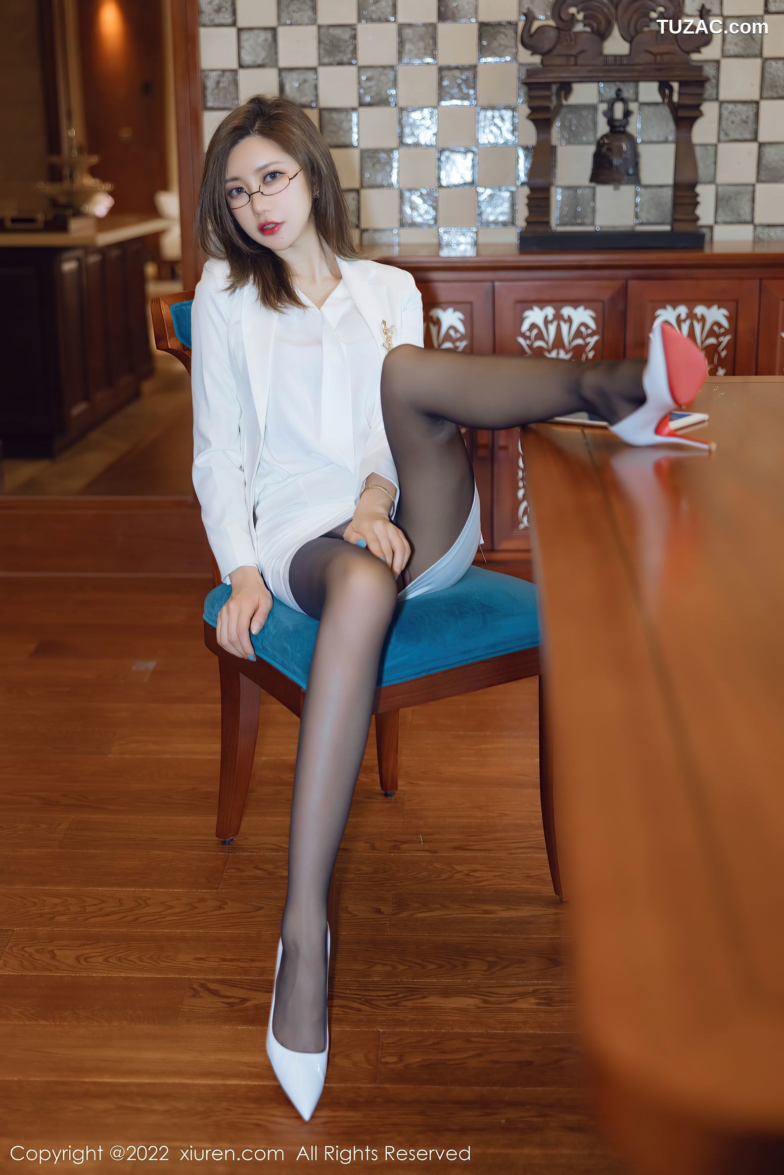 XiuRen秀人网-4544-绮里嘉Ula-珠三角旅拍白职业短裙装粉内衣黑丝-2022.01.30