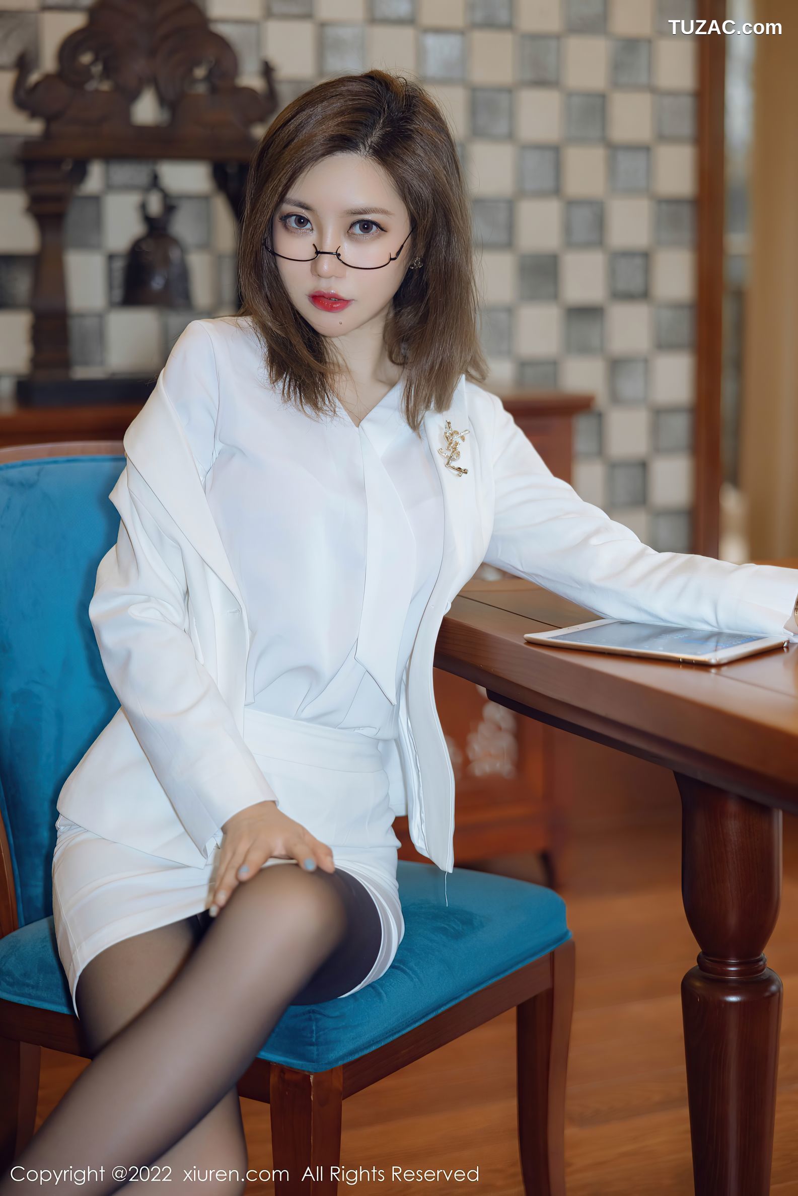 XiuRen秀人网-4544-绮里嘉Ula-珠三角旅拍白职业短裙装粉内衣黑丝-2022.01.30