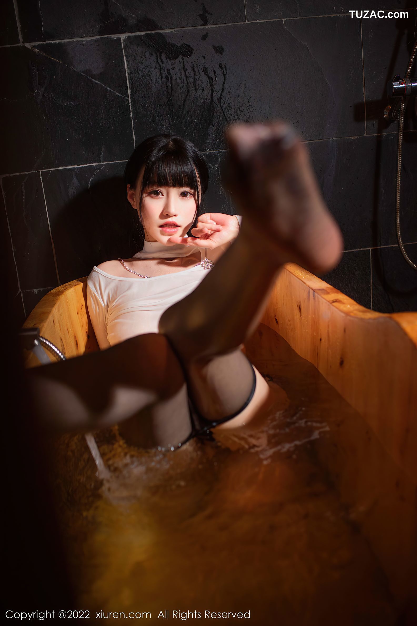 XiuRen秀人网-4548-朱可儿Flora-半截上衣黑丝裤袜-2022.02.07