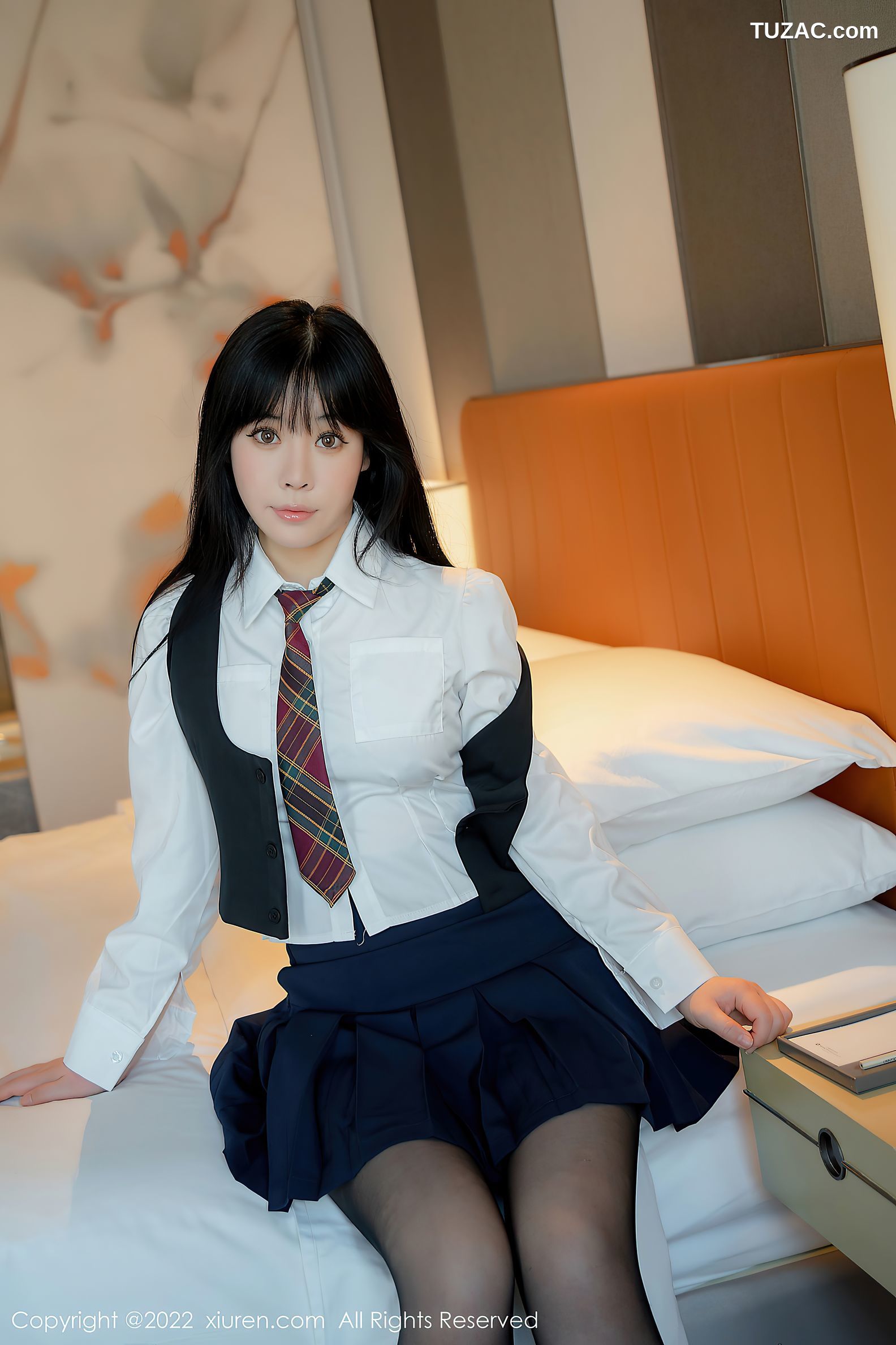 XiuRen秀人网-4558-徐媛媛-性感白色长T蓝色短裙黑丝裤袜-2022.02.09