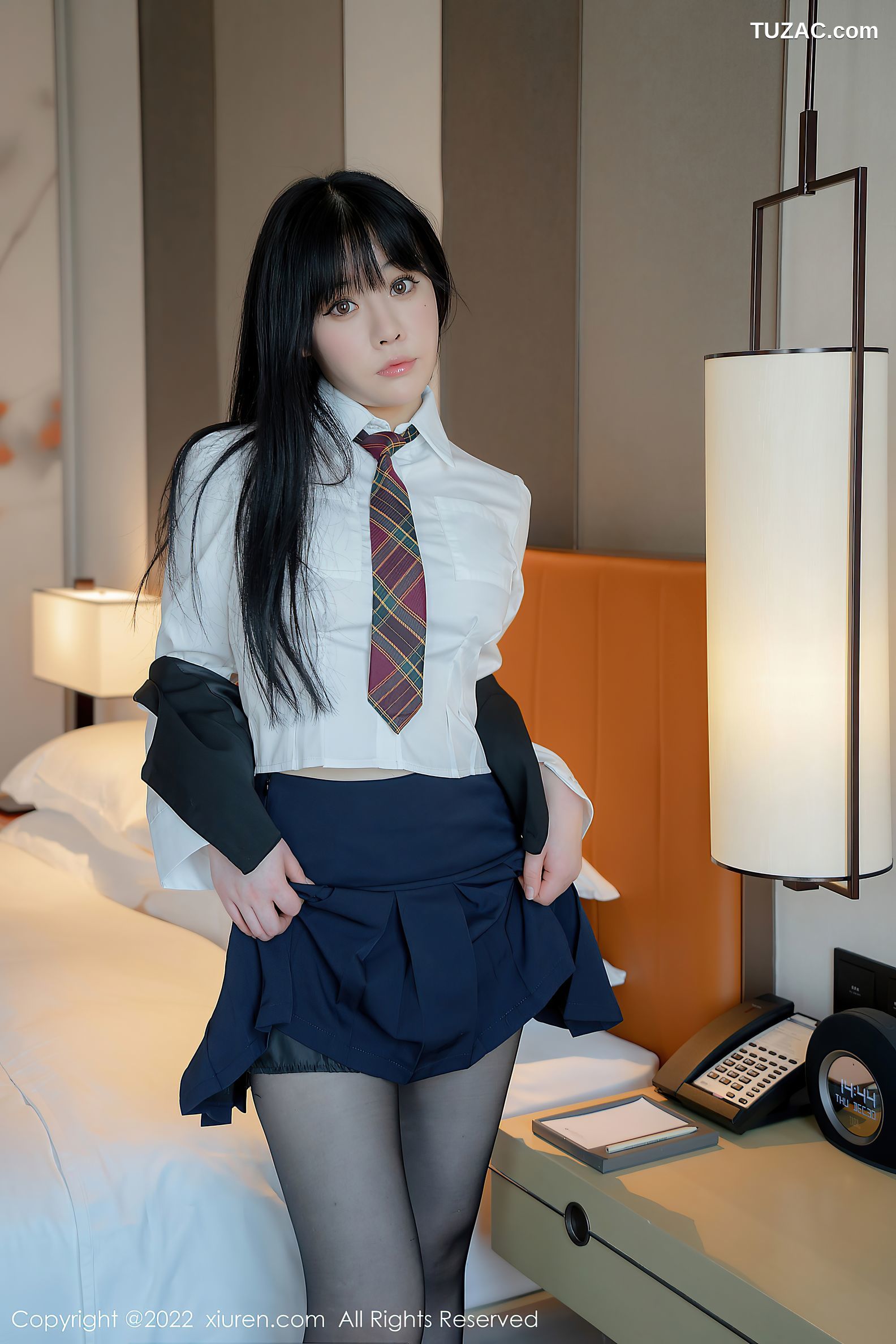 XiuRen秀人网-4558-徐媛媛-性感白色长T蓝色短裙黑丝裤袜-2022.02.09