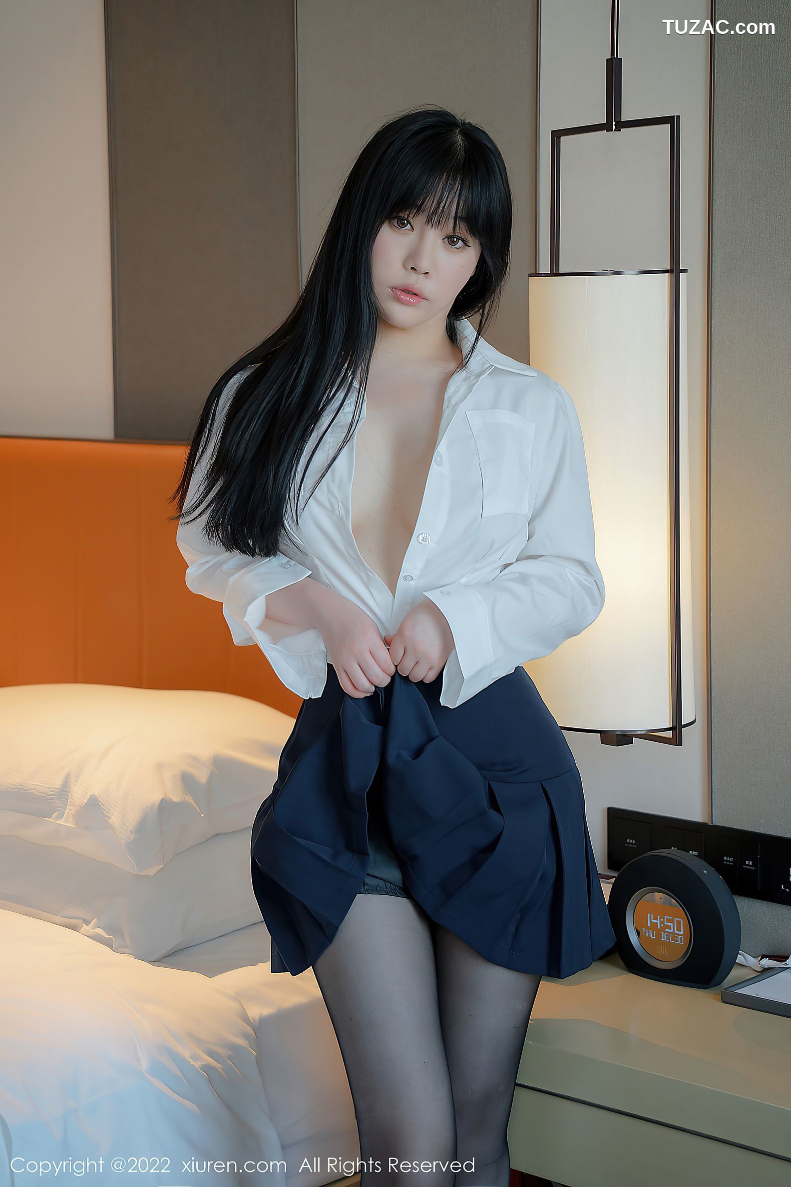 XiuRen秀人网-4558-徐媛媛-性感白色长T蓝色短裙黑丝裤袜-2022.02.09
