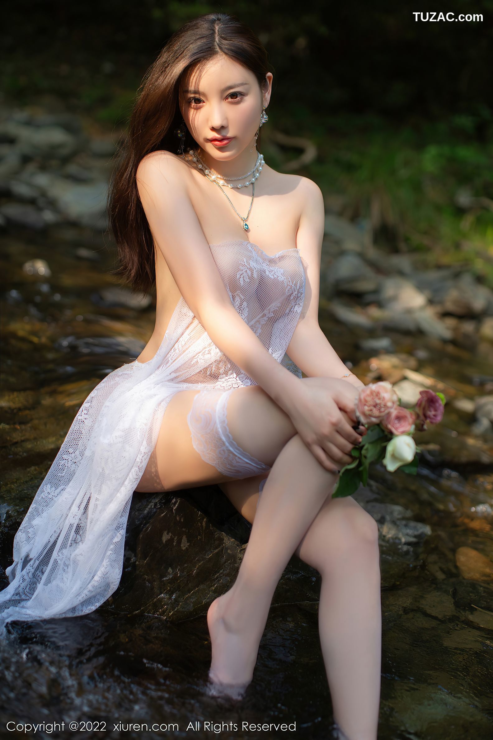 XiuRen秀人网-4564-杨晨晨Yome-户外小溪场景白色礼裙白丝袜-2022.02.09