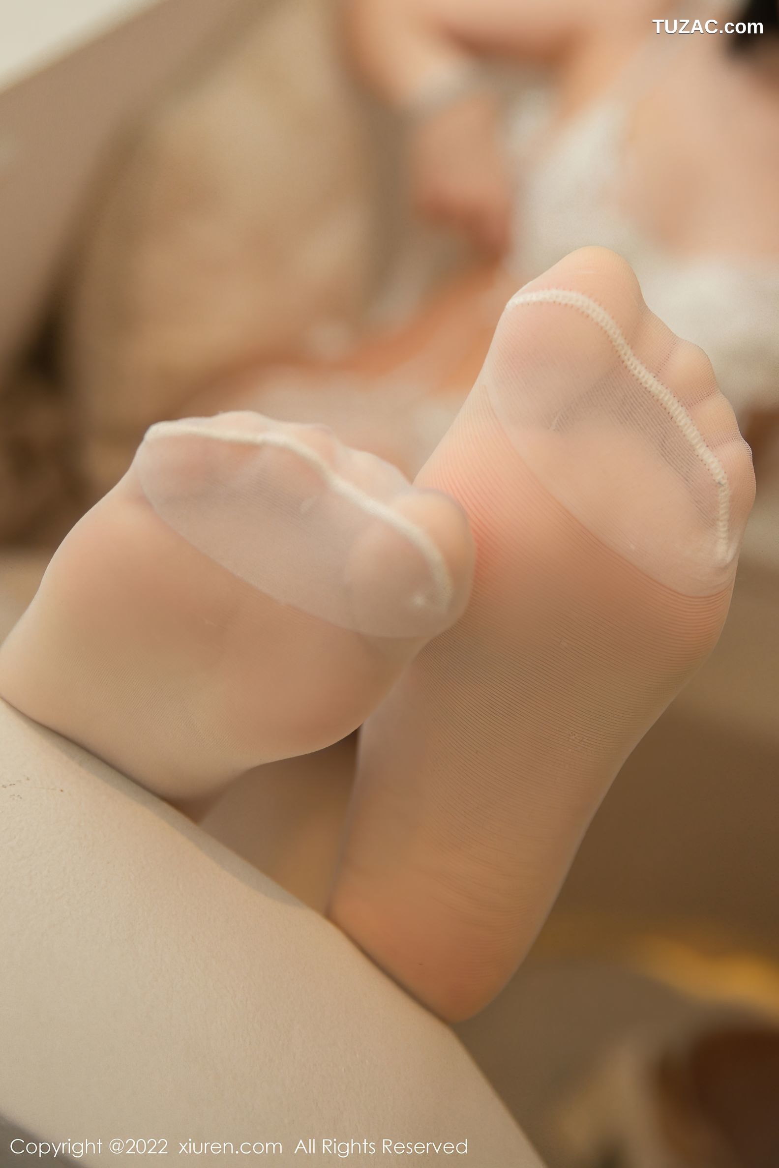 XiuRen秀人网-4569-一颗甜蛋黄a-纯白毛外衣性感内衣白丝袜-2022.02.10