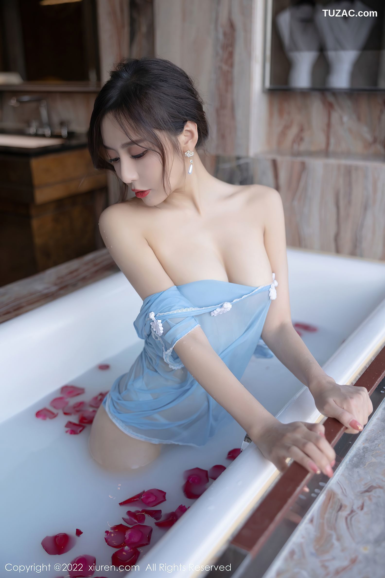 XiuRen秀人网-4581-王馨瑶Yanni-户外性感蓝色长裙浴室轻透服饰-2022.02.14