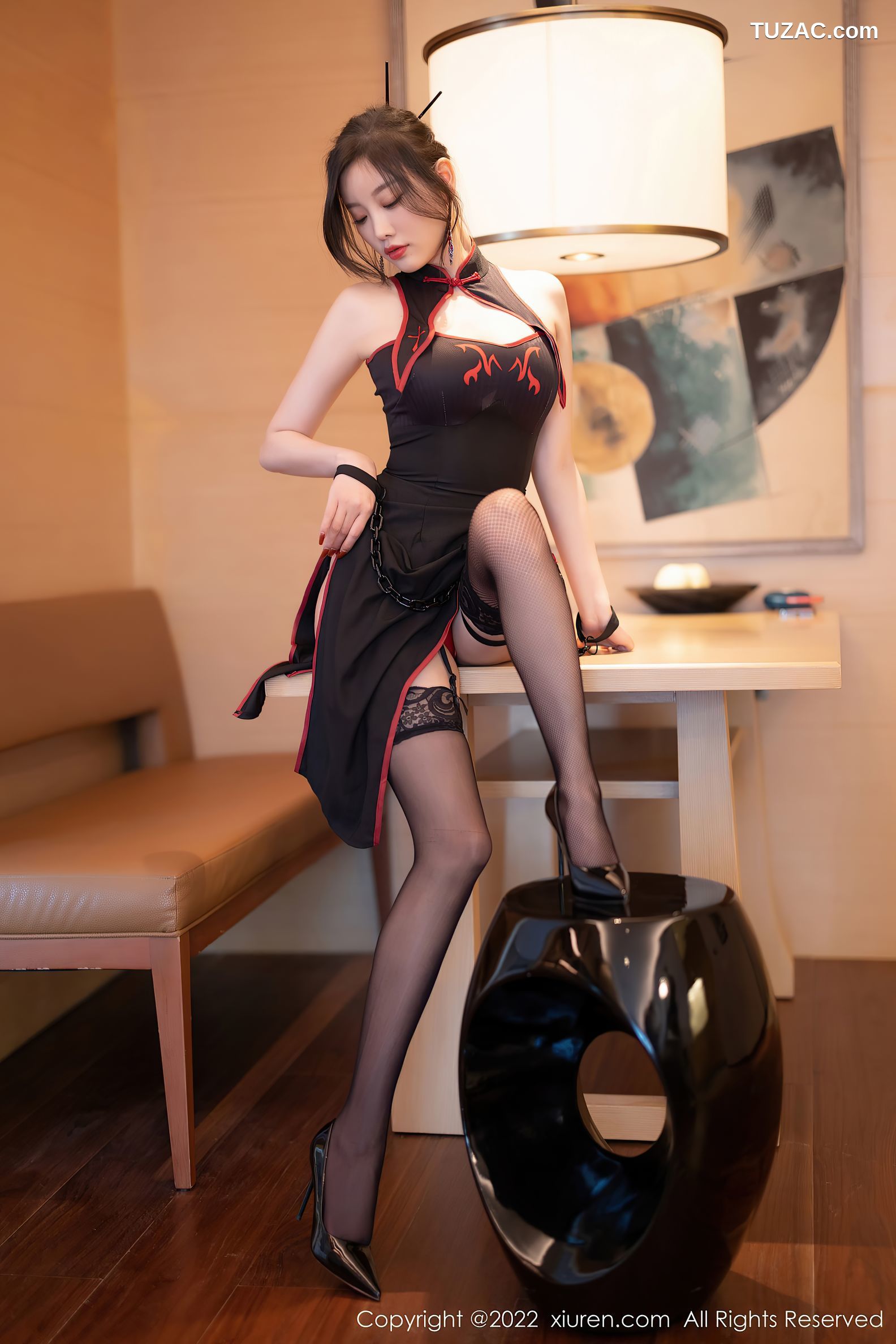 XiuRen秀人网-4587-杨晨晨Yome-黑色短旗袍蕾丝吊带袜-2022.02.15