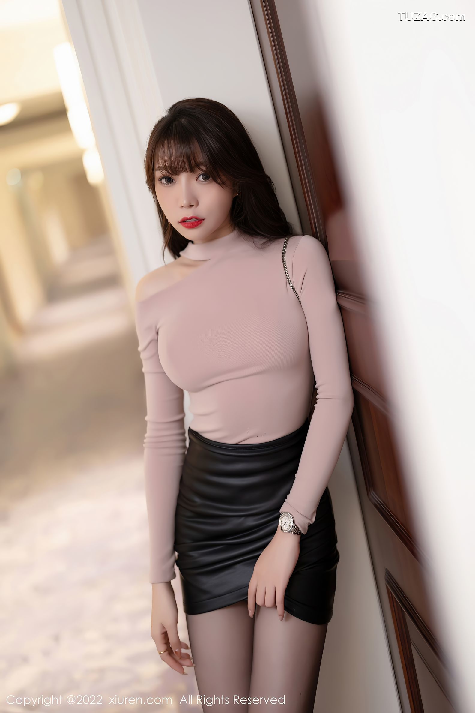 XiuRen秀人网-4606-芝芝Booty-粉色收身上衣黑色短裙超薄黑丝-2022.02.18