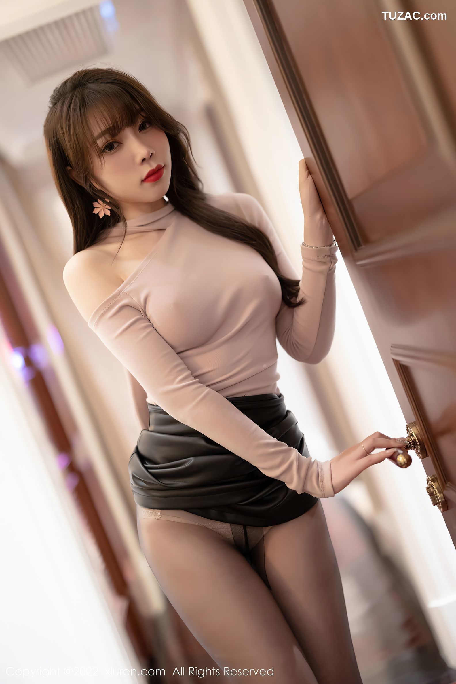 XiuRen秀人网-4606-芝芝Booty-粉色收身上衣黑色短裙超薄黑丝-2022.02.18