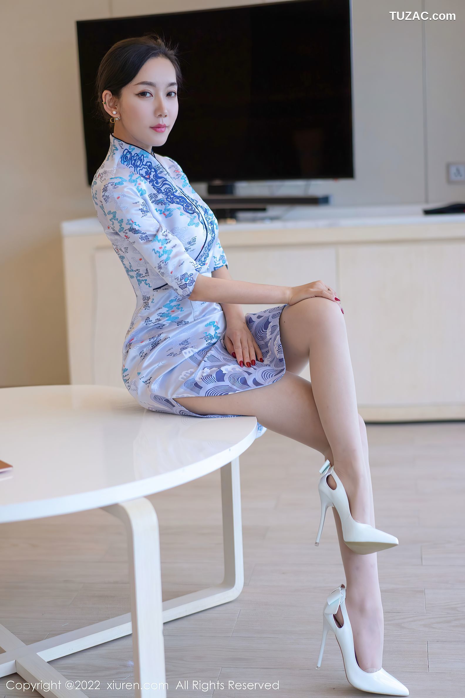 XiuRen秀人网-4613-艾静香-三亚旅拍蓝色旗袍米色内衣原色丝袜-2022.02.21