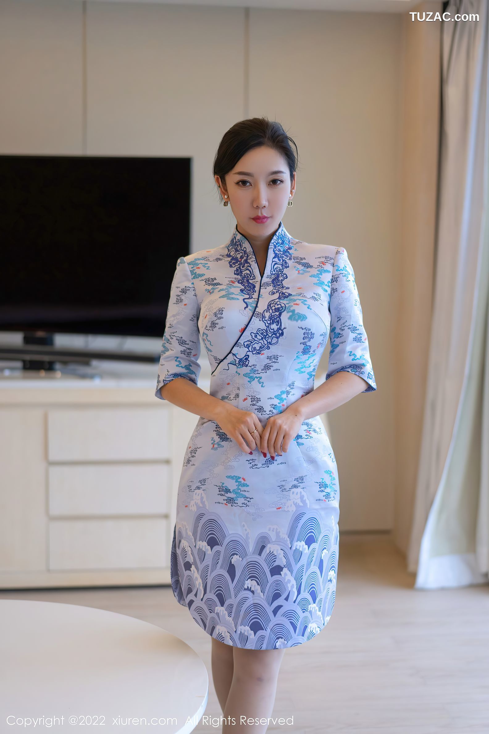 XiuRen秀人网-4613-艾静香-三亚旅拍蓝色旗袍米色内衣原色丝袜-2022.02.21