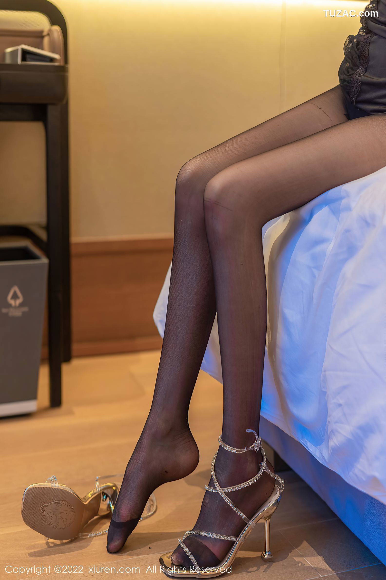 XiuRen秀人网-4626-熊小诺-成都旅拍黑色轻透上衣破烂黑丝裤袜迷人-2022.02.23