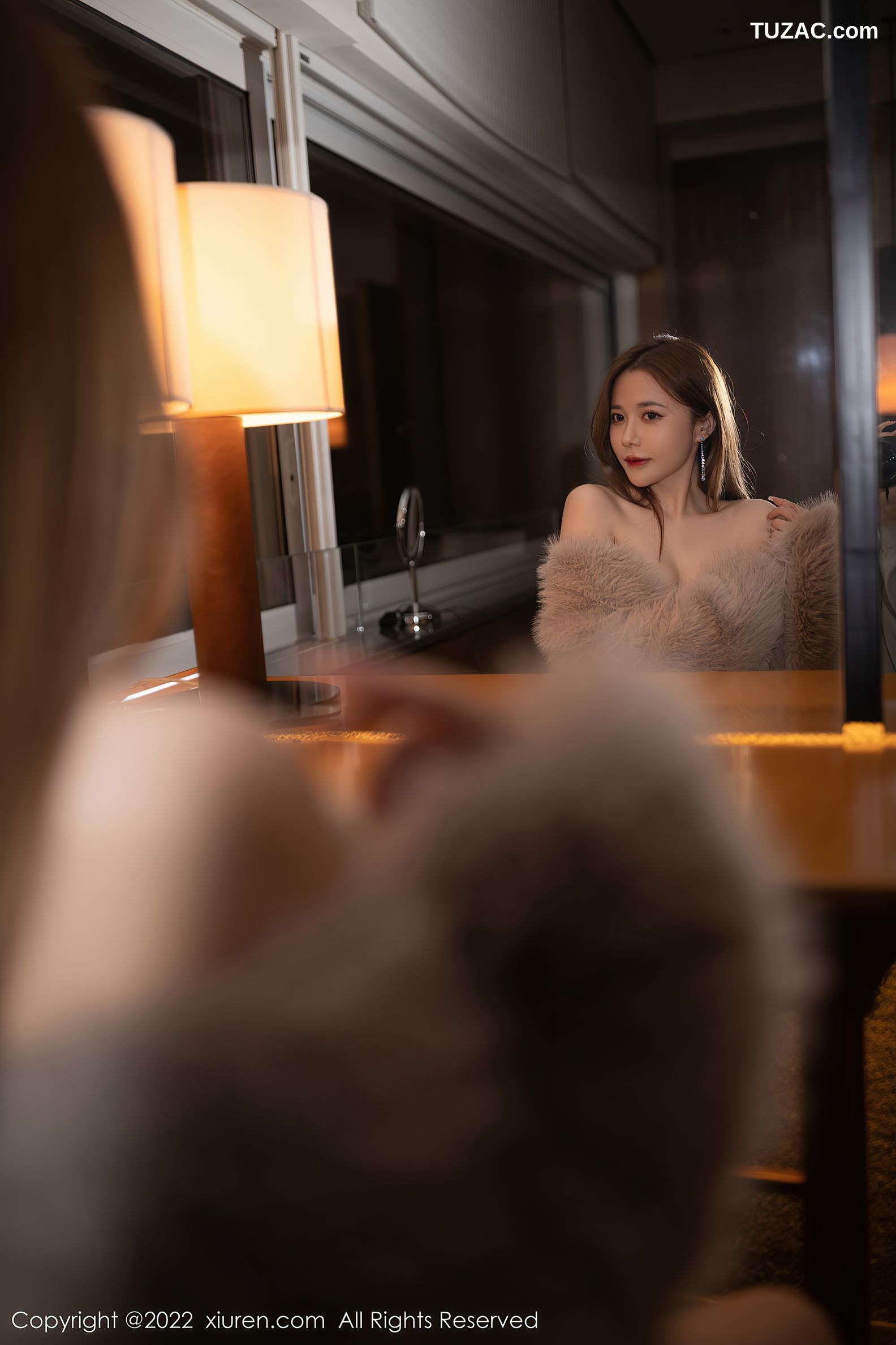 XiuRen秀人网-4639-鱼子酱Fish-三亚旅拍皮草下红色内衣-2022.02.25