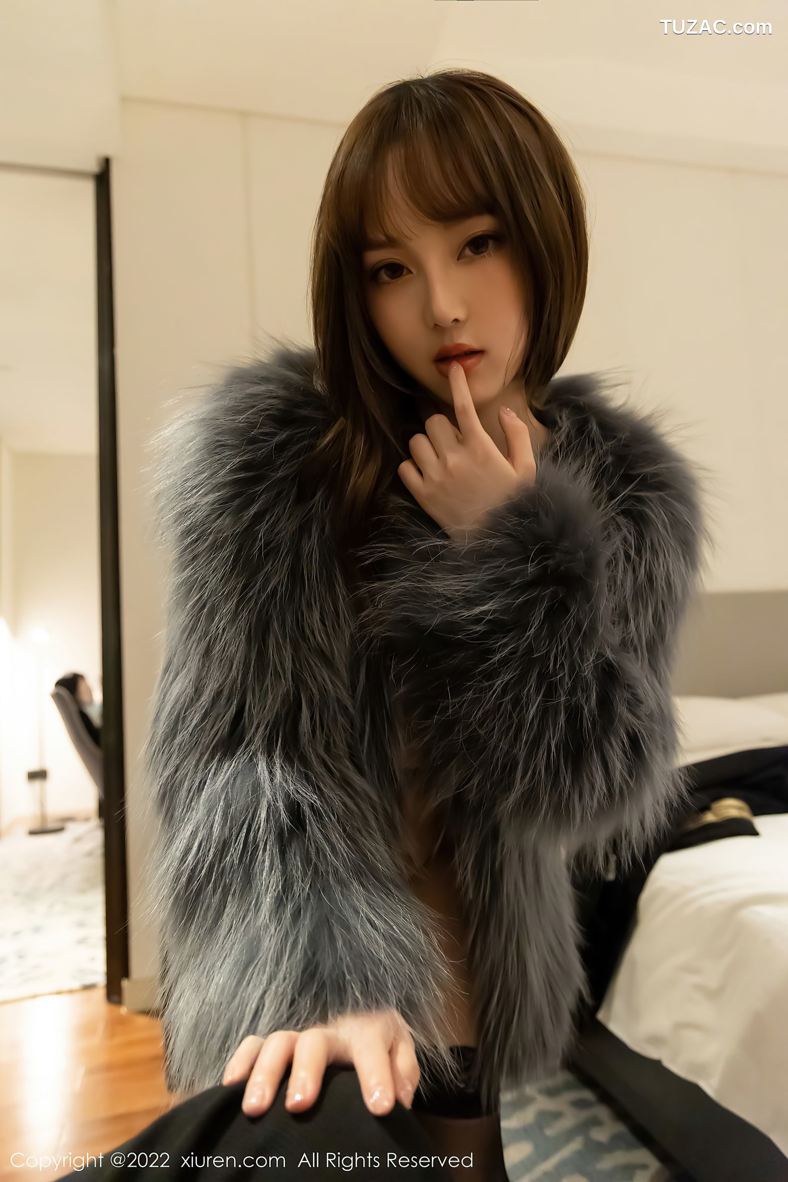 XiuRen秀人网-4644-豆瓣酱-深色皮草黑色缕空内衣蕾丝袜丰满-2022.02.28